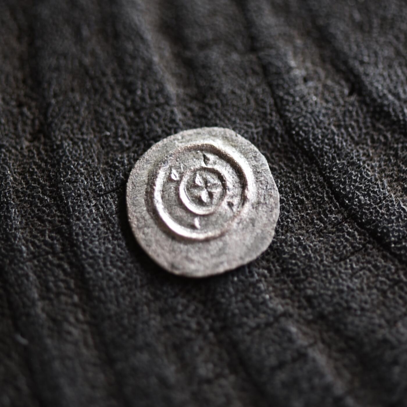 【良泉】【2025年最后一场】12月18日晚19.30点开拍！188组【直播场】西方古代钱币、丝路杂项、印章！ 【极美品】公元1131-1141年【中世纪】匈牙利，阿尔帕德王朝国王——贝拉二世 第纳尔【微型】银币，0.33克