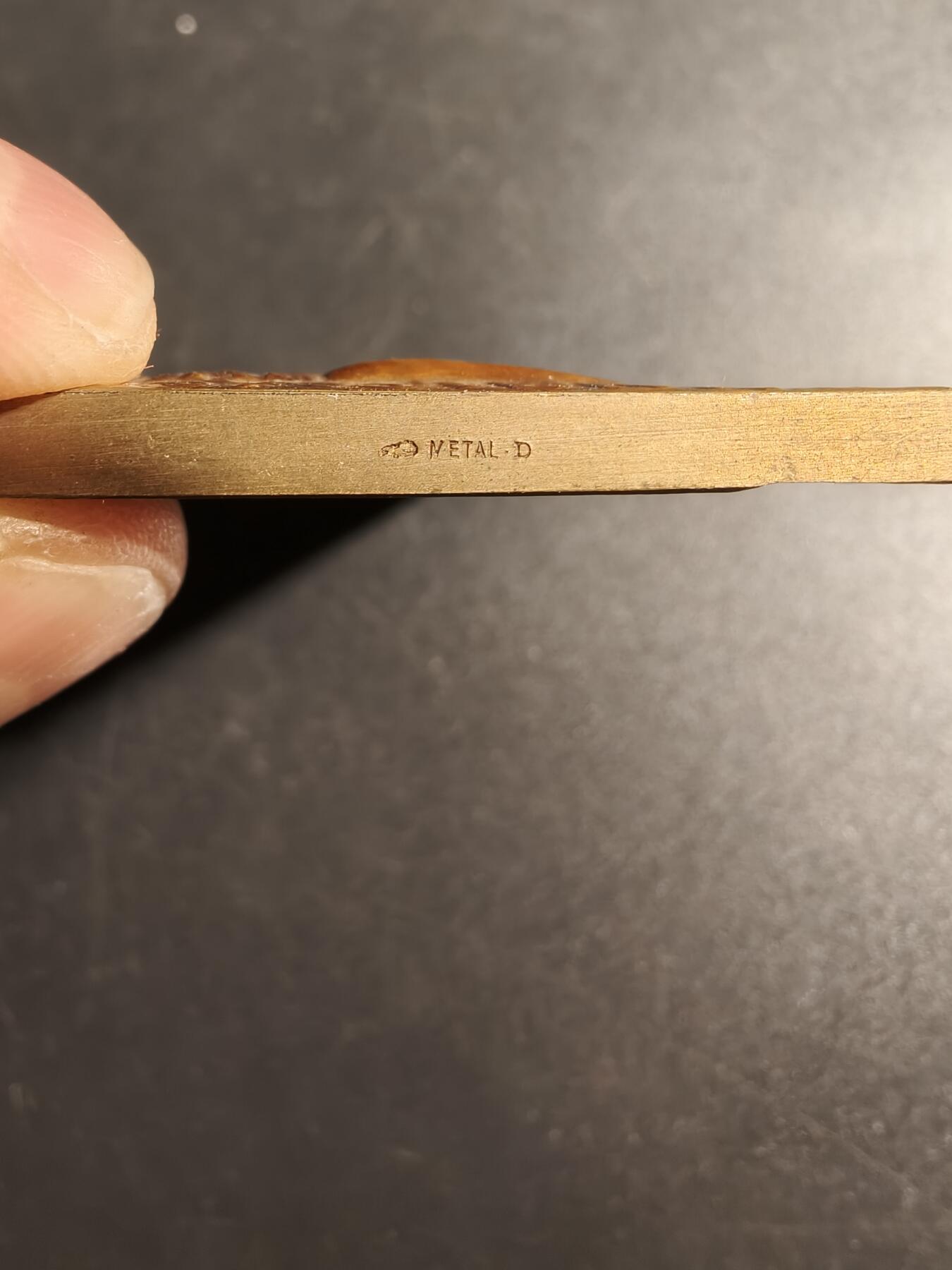 老王徽章第167期 法国阿尔萨斯传统女性方形纪念章     高浮雕     尺寸63×45mm.    重量98.1g