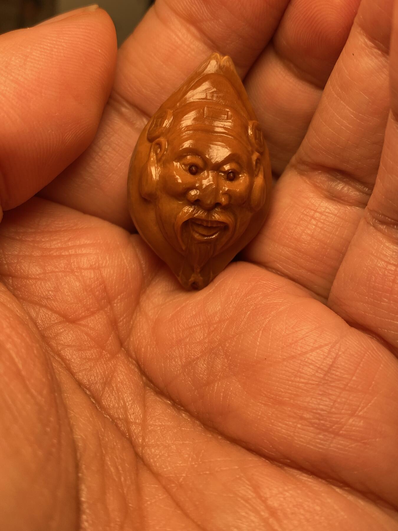 中国非物质文化遗产，苏工核雕 福利苏工核雕，纯手工雕刻，老苏工老财，个性十足，等待有缘人，市场无同款，尺寸2。28x3.68喜欢的来