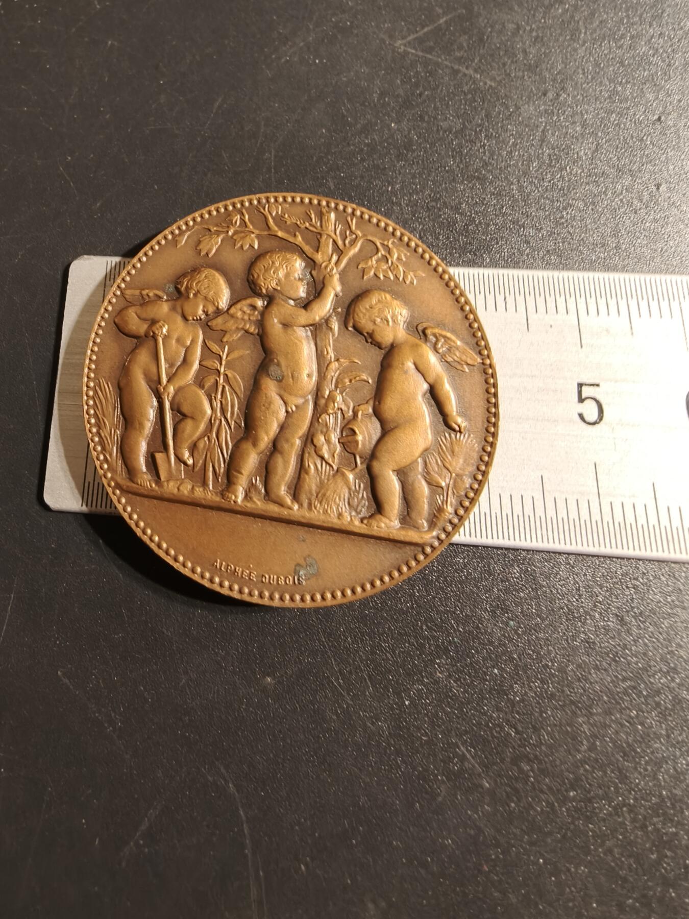 老王徽章第167期 法国朗贝尔萨工人花园协会大铜章    原盒    小天使形象    直径41mm.   重量35.3g