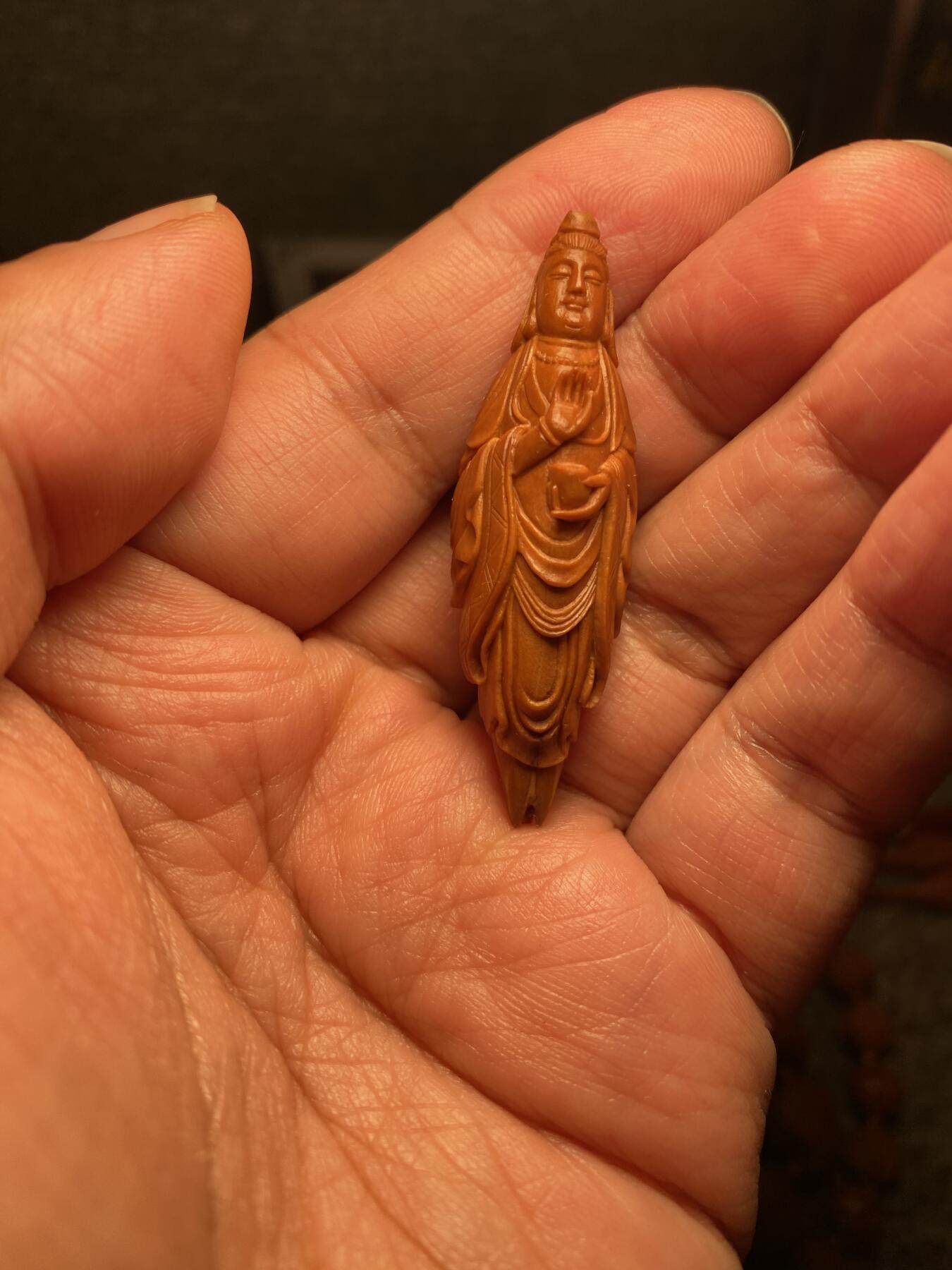 中国非物质文化遗产，苏工核雕 福利苏工核雕，纯手工雕刻，老苏工精品观音姐姐，个性十足，等待有缘人尺寸1。65x5.3喜欢的来