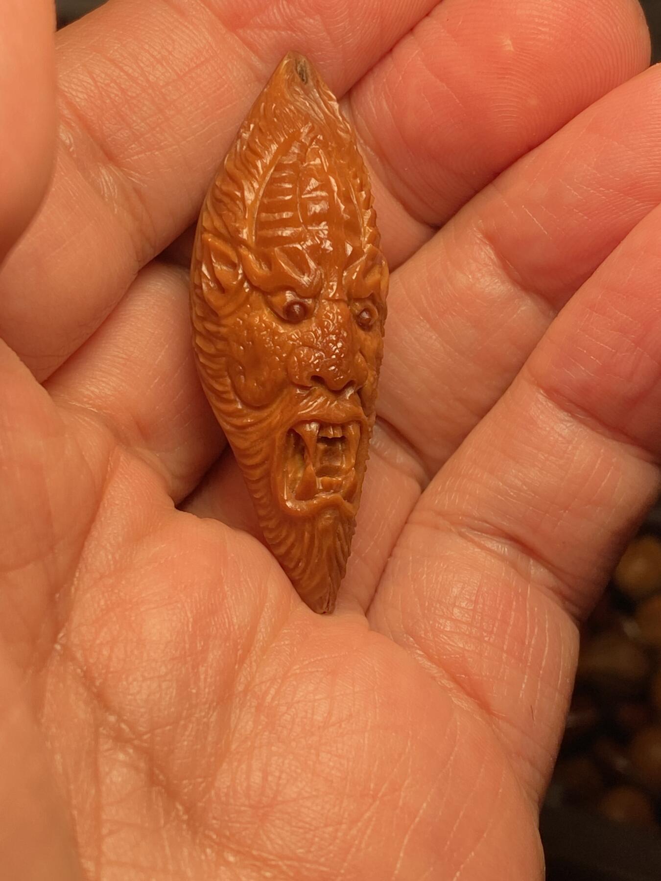 中国非物质文化遗产，苏工核雕 福利苏工核雕，纯手工雕刻，老苏工不动冥王，个性十足，等待有缘人尺寸1。75x4.9喜欢的来