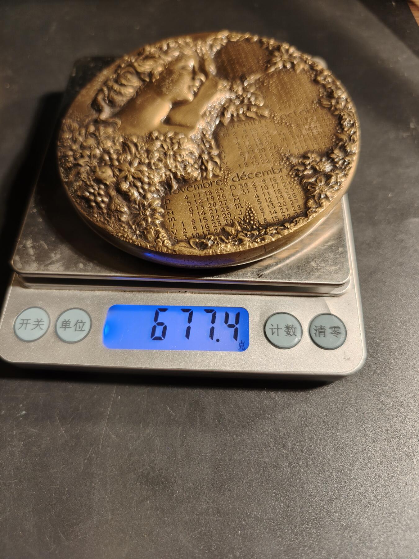 老王徽章第167期 法国2001年年历大铜章     高浮雕     直径93mm.    重量677.4g