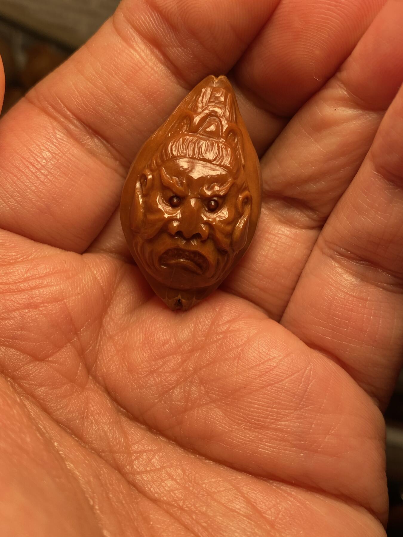 中国非物质文化遗产，苏工核雕 福利苏工核雕，纯手工雕刻，老苏工门神，个性十足，等待有缘人，市场无同款，尺寸2。2x3.7喜欢的来