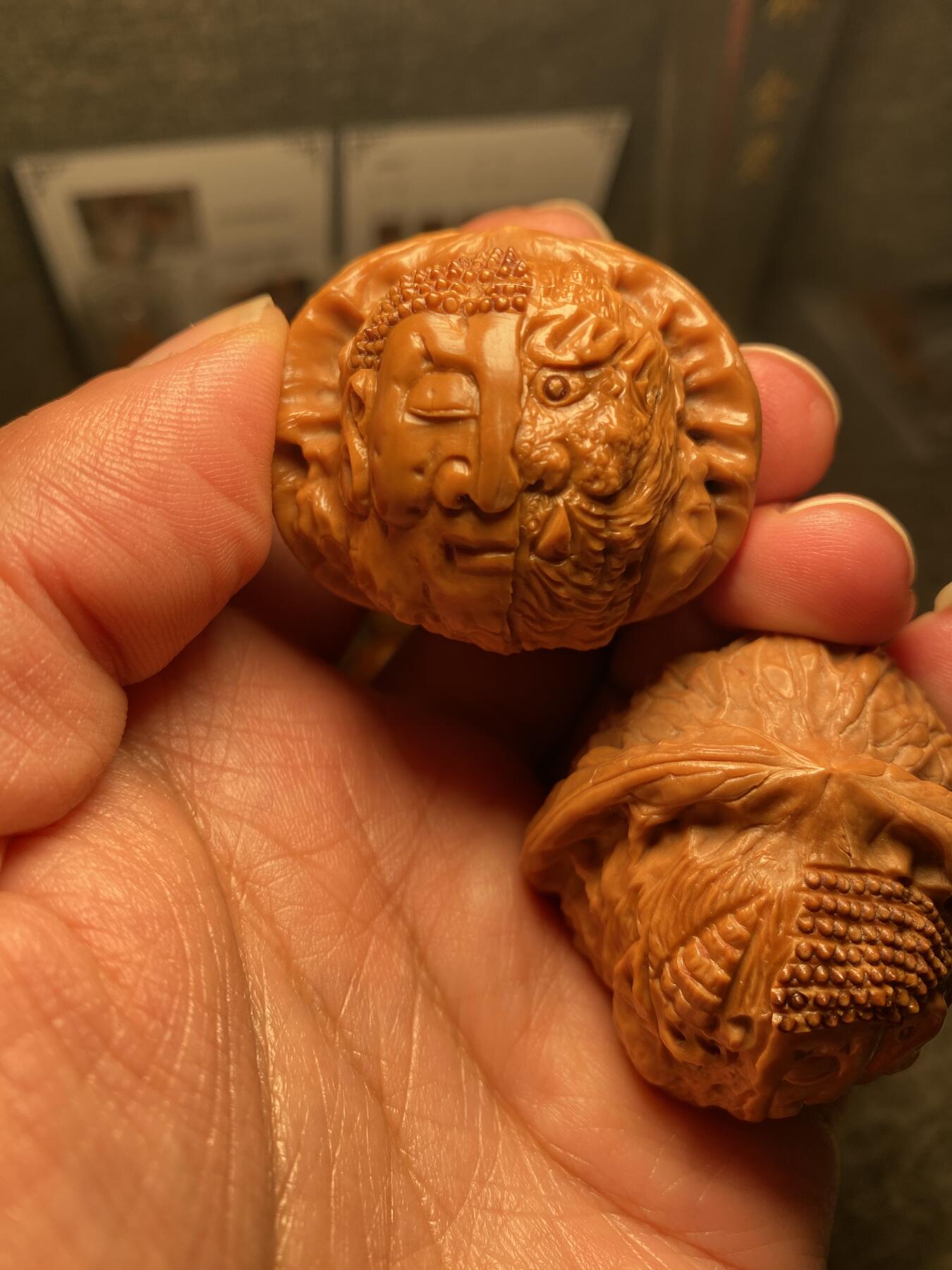 中国非物质文化遗产，苏工核雕 福利苏工核桃雕纯手工雕刻，老苏工佛魔一念，个性十足，表情丰富，等待有缘人，市场无同款，尺寸4。3喜欢的来