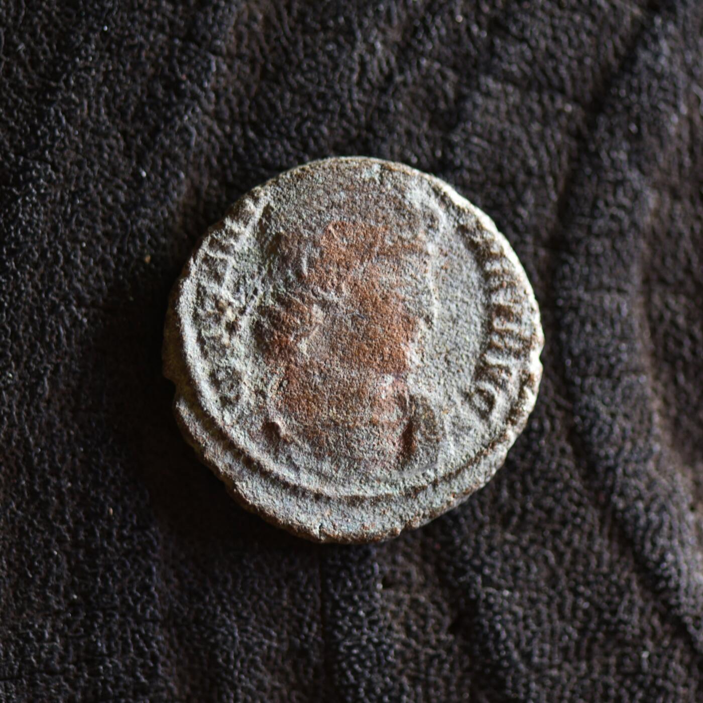 【良泉】【2025年最后一场】12月18日晚19.30点开拍！188组【直播场】西方古代钱币、丝路杂项、印章！ 公元337-361年【古罗马】君士坦提乌斯二世“士兵军旗”铜币，2.2克