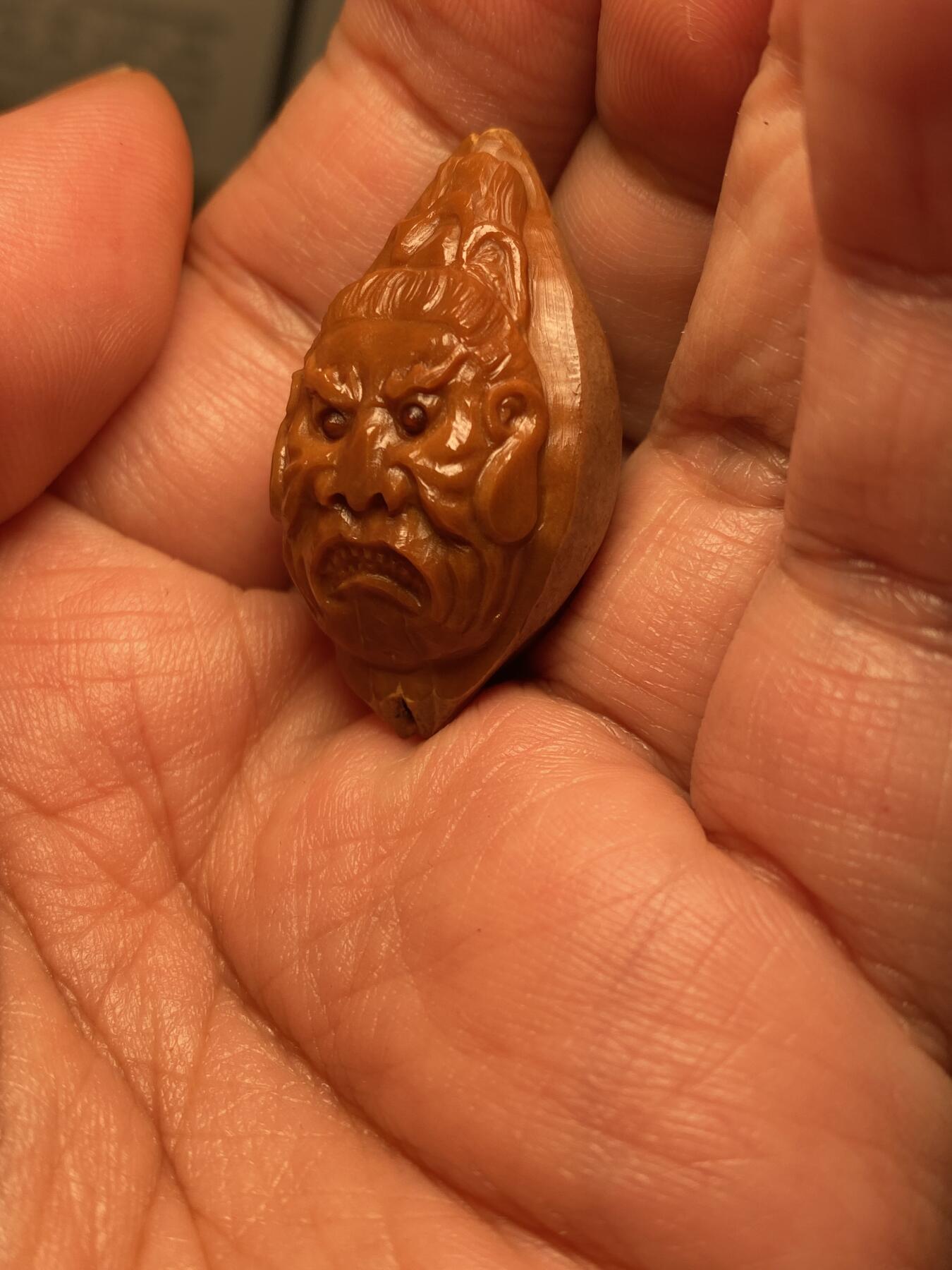 中国非物质文化遗产，苏工核雕 福利苏工核雕，纯手工雕刻，老苏工门神，个性十足，等待有缘人，市场无同款，尺寸2。2x3.7喜欢的来