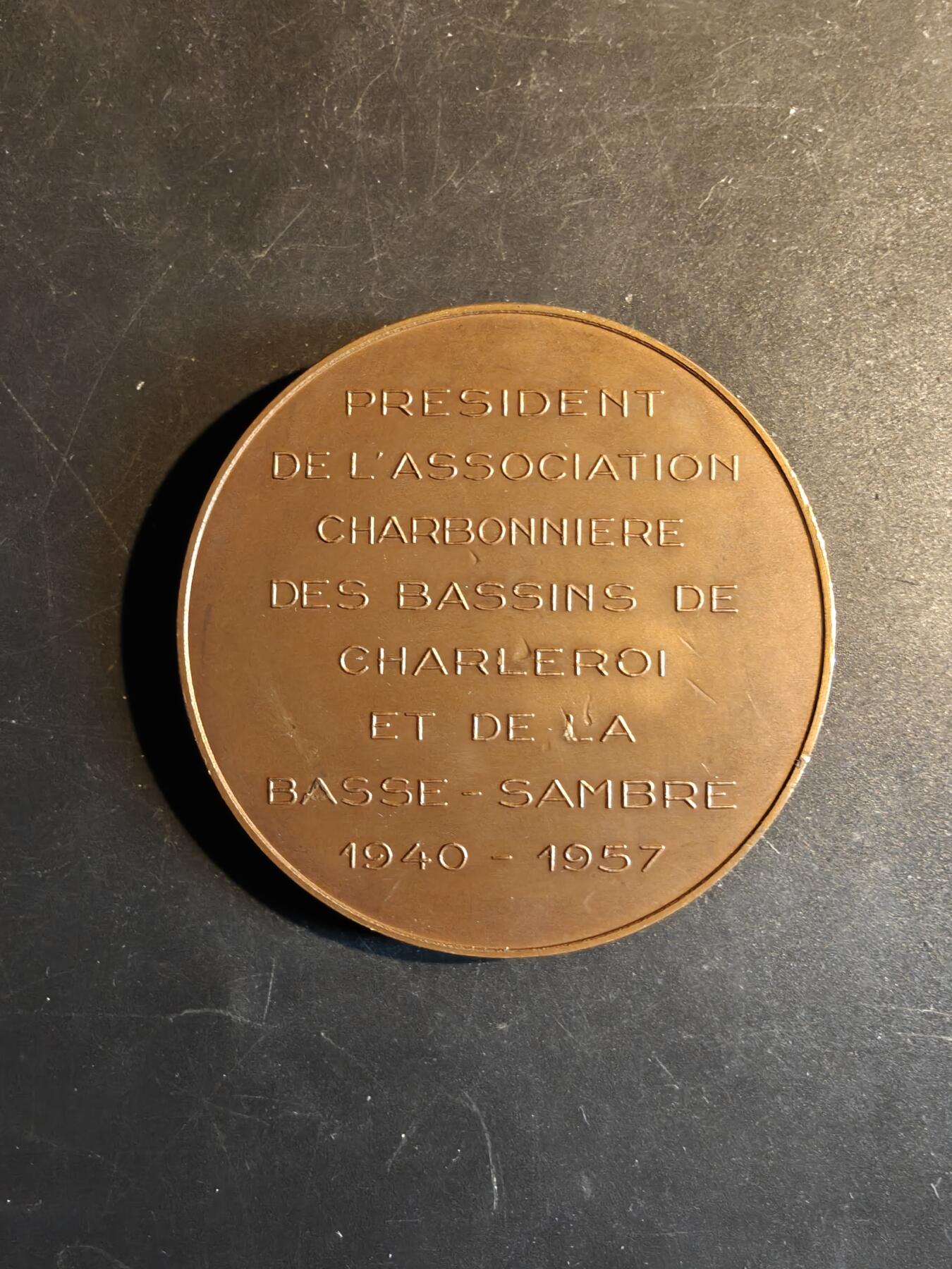 老王徽章第167期 比利时下桑布尔与下沙勒洛瓦煤炭协会主席大铜章     直径70mm.    重量137.5g