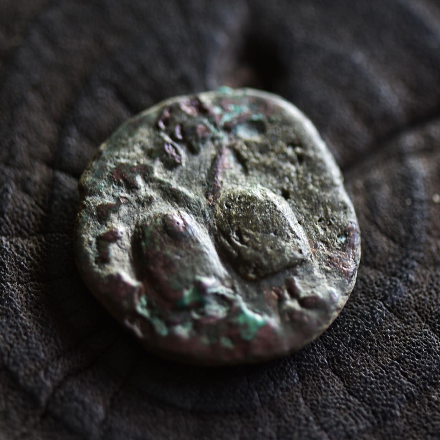 【良泉】【2025年最后一场】12月18日晚19.30点开拍！188组【直播场】西方古代钱币、丝路杂项、印章！ 公元前115-95年【印度·希腊】普什卡拉瓦蒂造币厂，正面宙斯半身像，反面双子座帽子和棕榈枝，5.11克