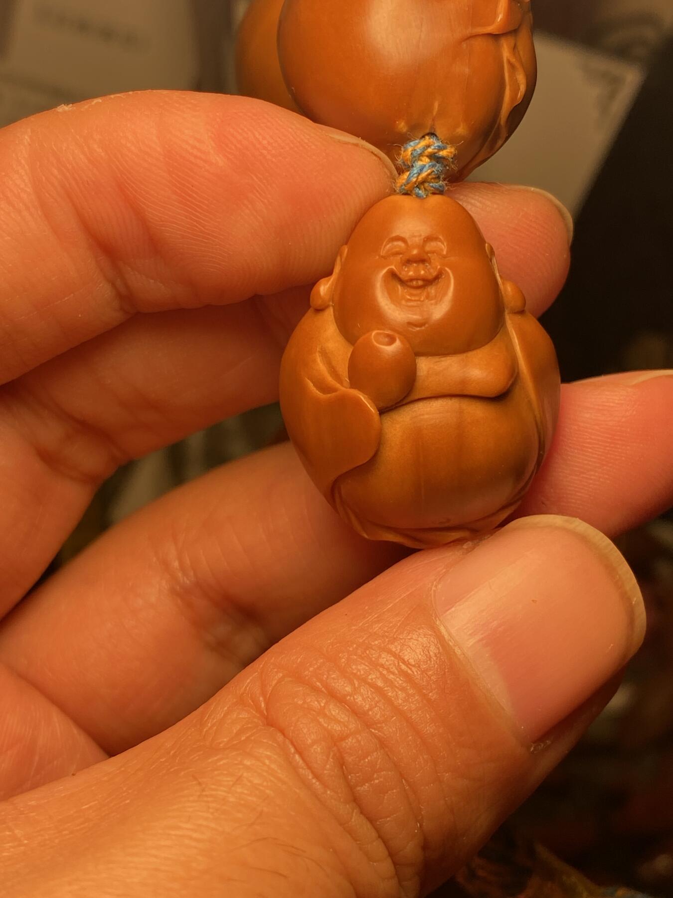 中国非物质文化遗产，苏工核雕 福利苏工核雕，纯手工雕刻，老苏工八宝弥勒，大尺寸，核质红，等待有缘人，市场无同款，尺寸2。3x2.9喜欢的来