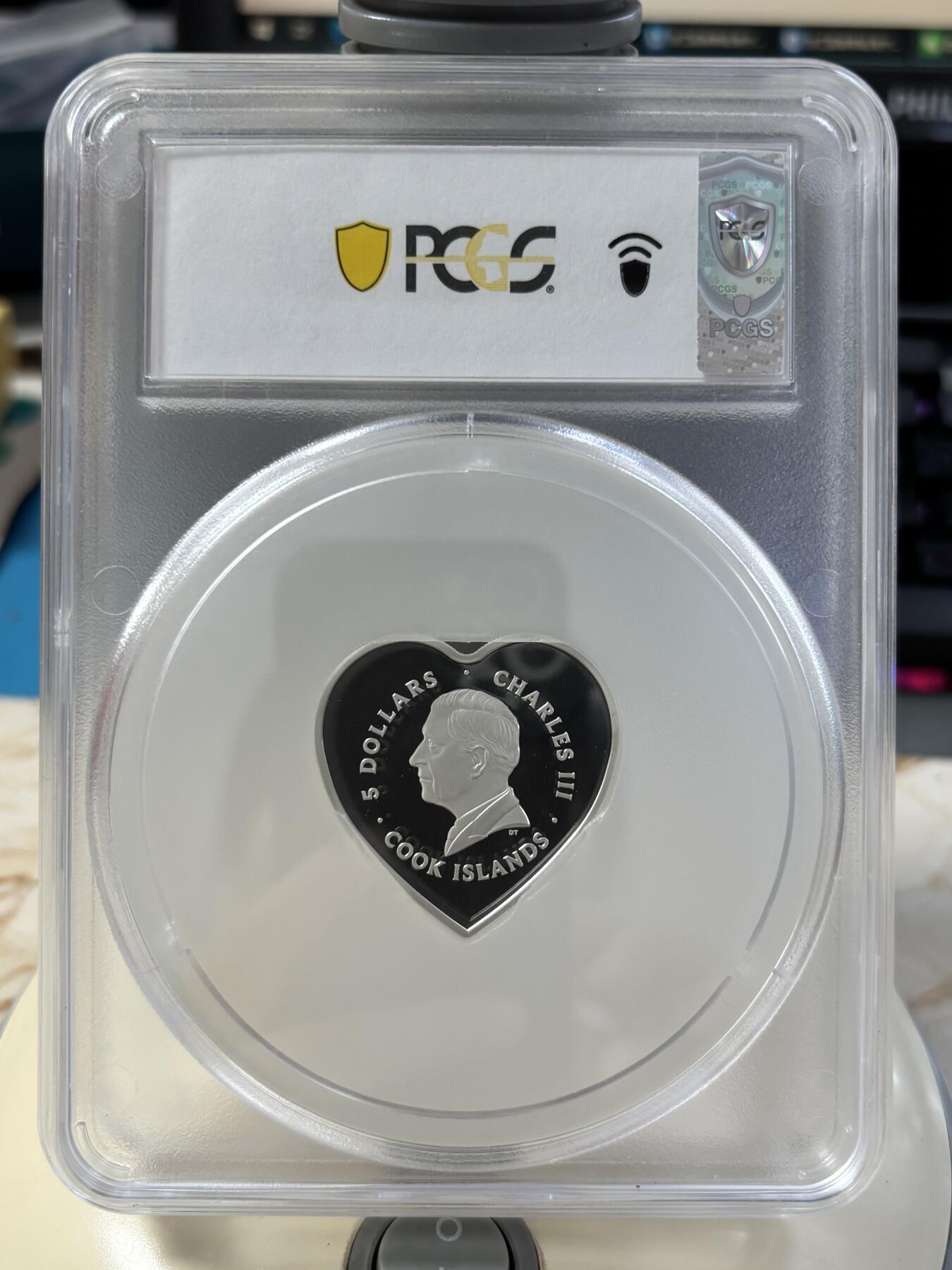 第184期拍卖 库克2025年无限辉煌情人节心形纪念银币PCGC-PR70首，9999银，20克，发行2025枚