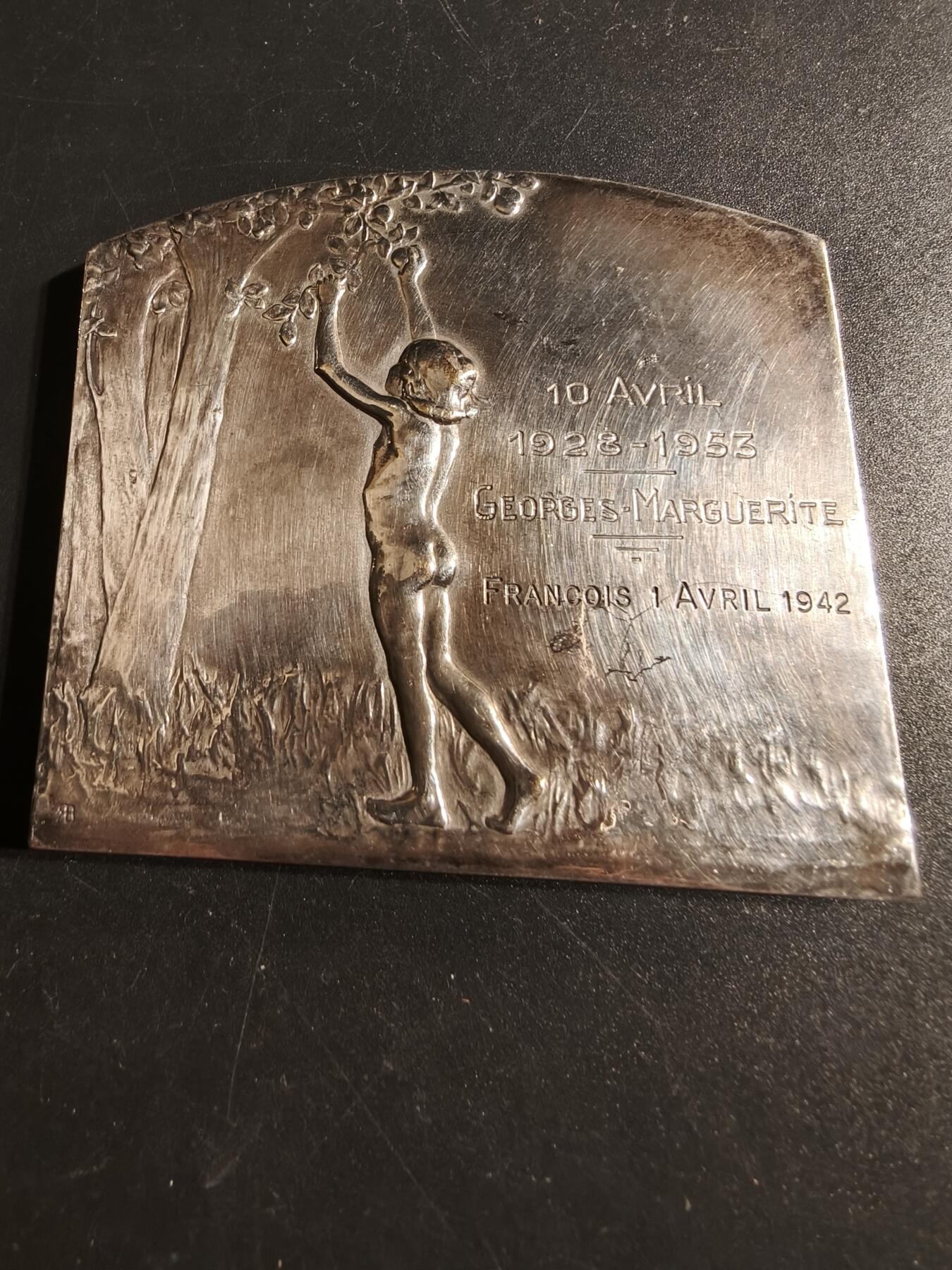 老王徽章第167期 法国方形银婚镀银大铜章     大尺寸     尺寸70×67mm.    重量158g