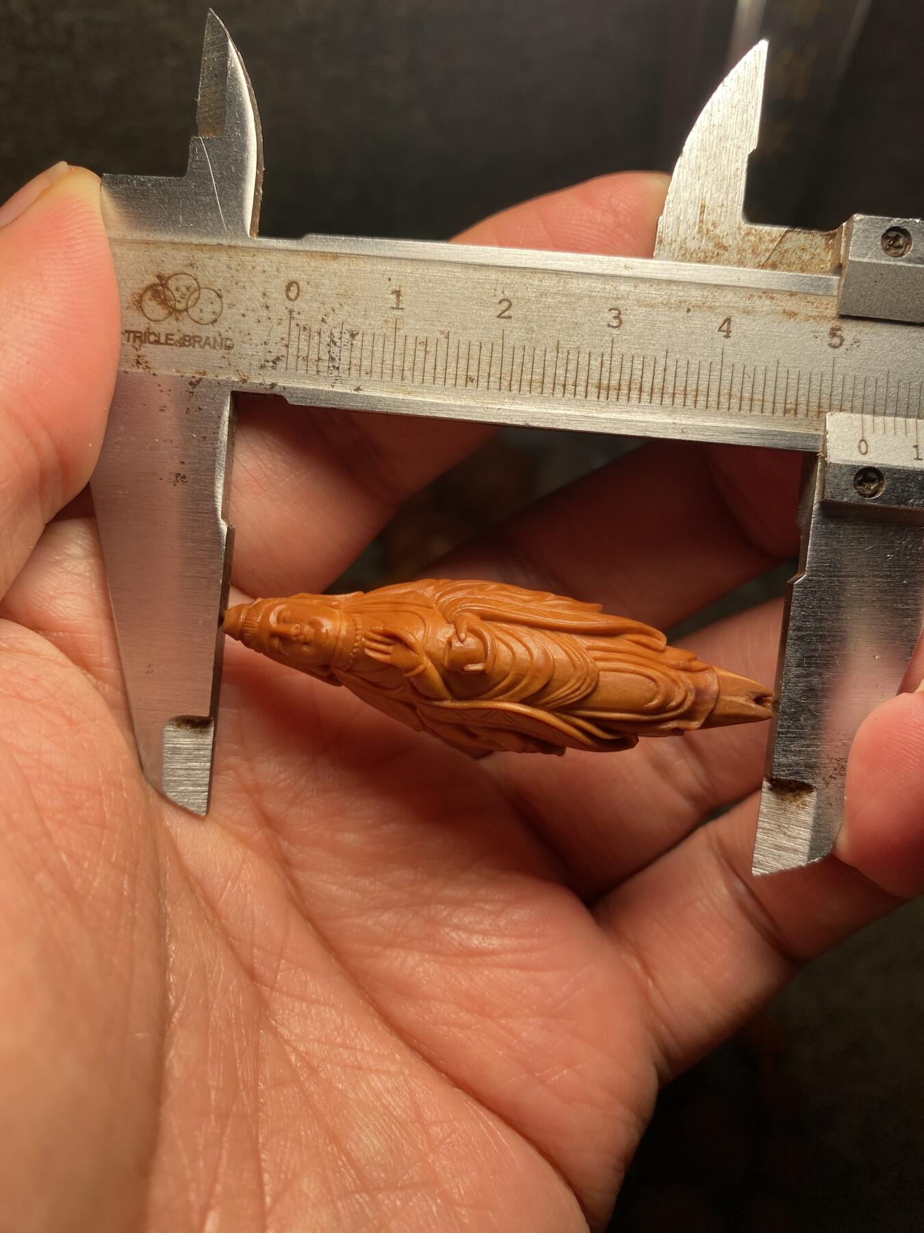 中国非物质文化遗产，苏工核雕 福利苏工核雕，纯手工雕刻，老苏工精品观音姐姐，个性十足，等待有缘人尺寸1。65x5.3喜欢的来