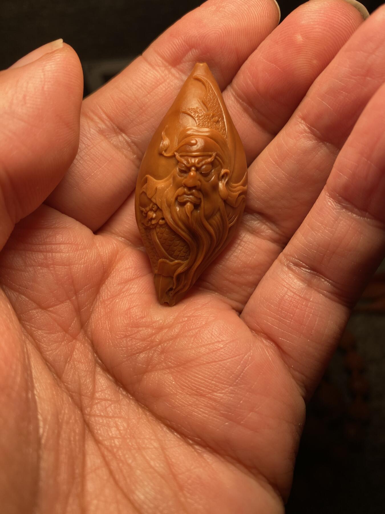 中国非物质文化遗产，苏工核雕 福利苏工核雕，纯手工雕刻，老苏工精品关二哥，个性十足，等待有缘人尺寸2。35x5.2喜欢的来