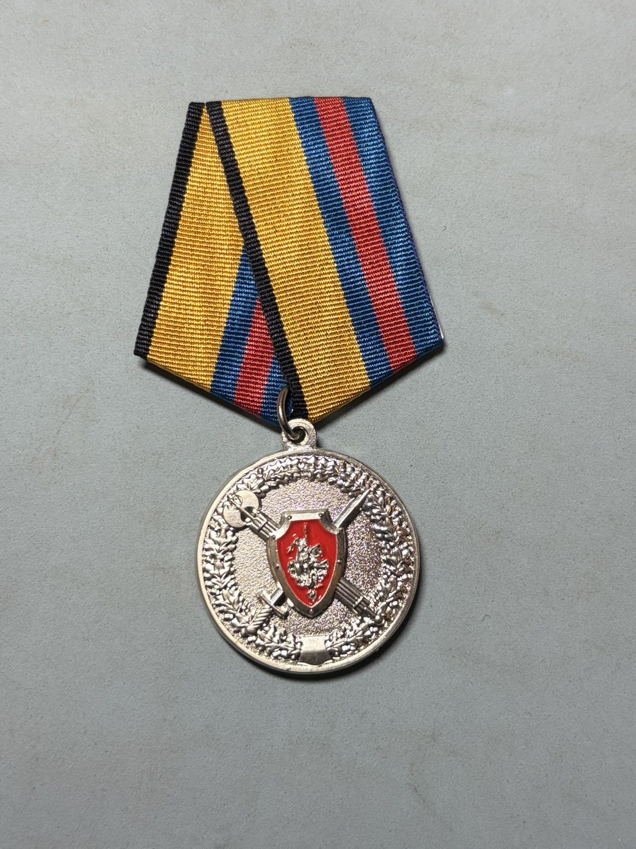 盛世勋华——号角文化勋章邮票专场拍卖第291期 俄罗斯国防部“维护法律与秩序奖章”，2014年设立的部门级专项荣誉奖章，授予俄军现役/退役军事人员、文职人员，以及协助俄军维护法纪的公民，该奖章是俄军内部规范管理、激励法纪维护工作的重要荣誉标志，主要与军事警察、部队纪律管理岗位关联。