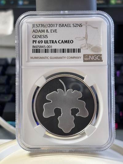 第183期拍卖 - 以色列2017年圣经系列亚当和夏娃2新谢克尔PROOF银币NGC PF69UC，发行量2800枚，999银。正面通过精制与磨砂工艺反差効果将亚当和夏娃在苹果叶中体现出爱的寓意。