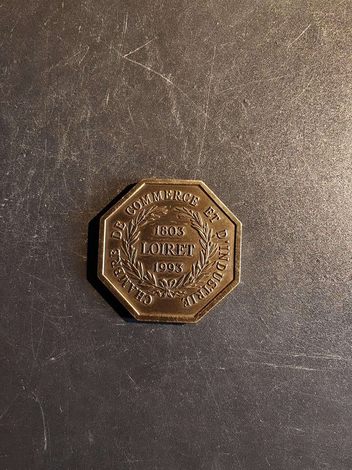 老王徽章第167期 法国卢瓦雷省工商会190周年铜八角     正面为拿破仑像     直径30mm.    重量14.4g