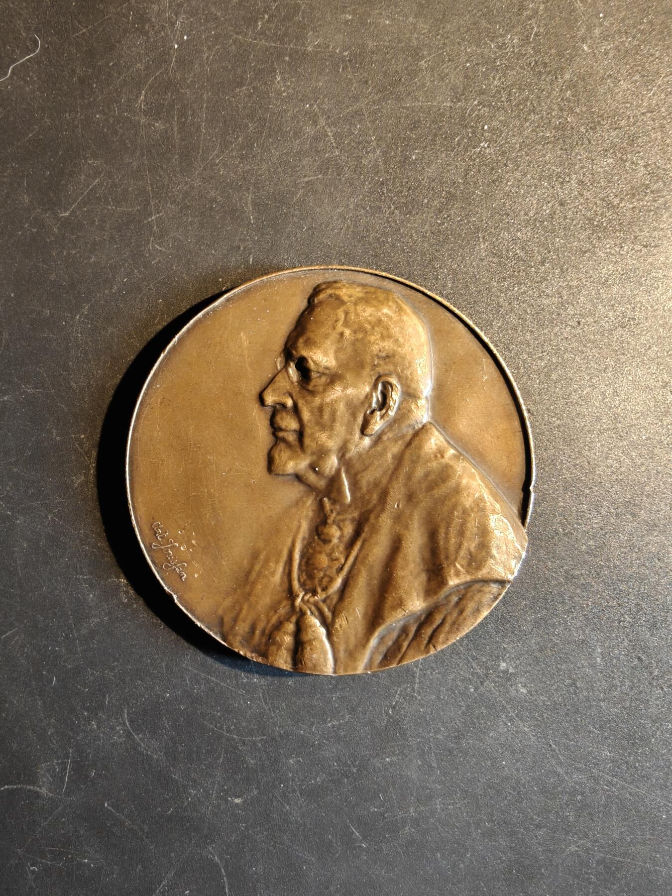 老王徽章第167期 法国医学教授弗朗索瓦·科拉德大铜章     学生致敬教授从教50周年      直径60mm.    重量92.7g