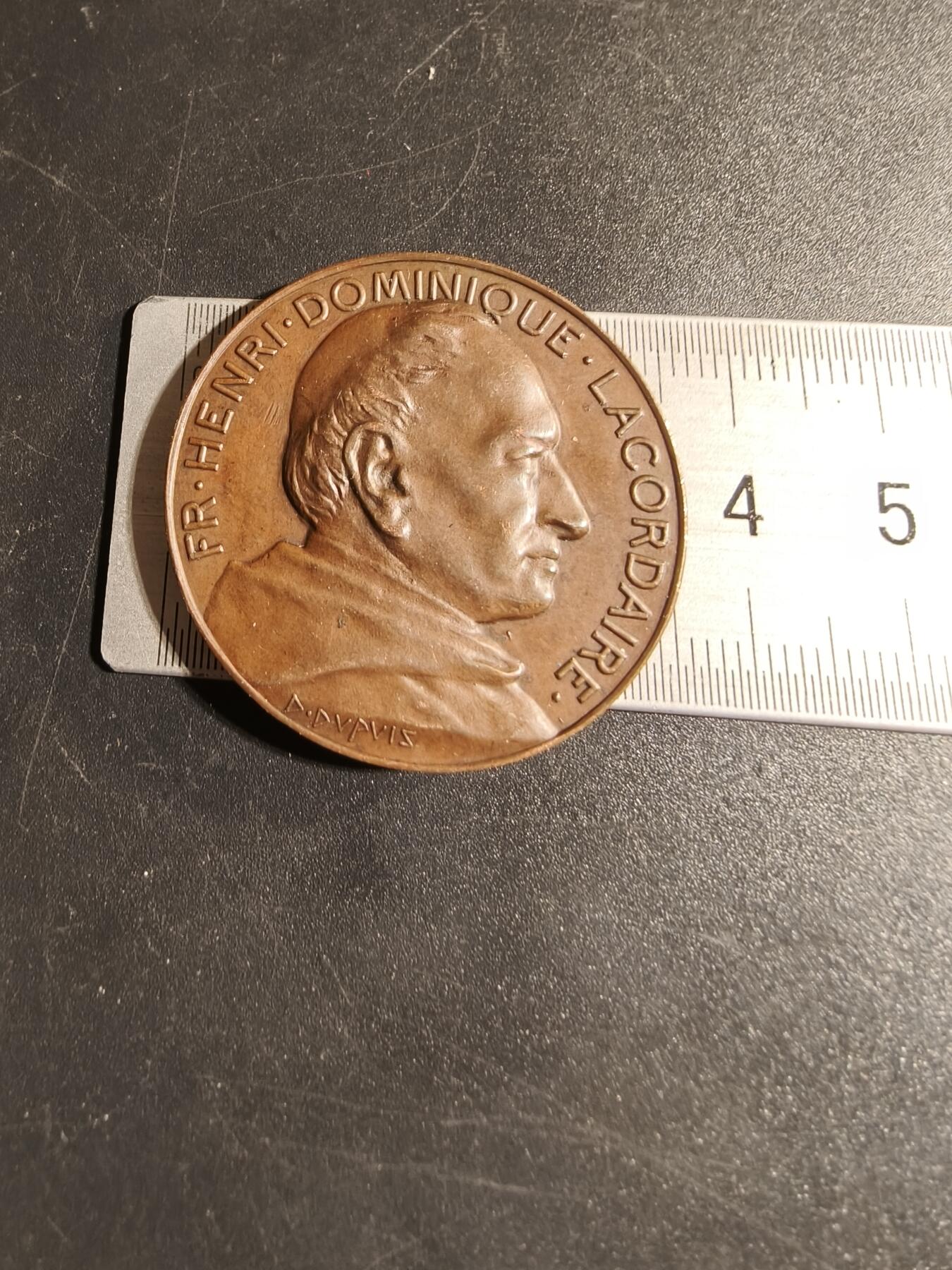 老王徽章第167期 法国苏雷兹学校大铜章     正面为法国著名政治家拉克代尔     直径36mm.    重量21.3g