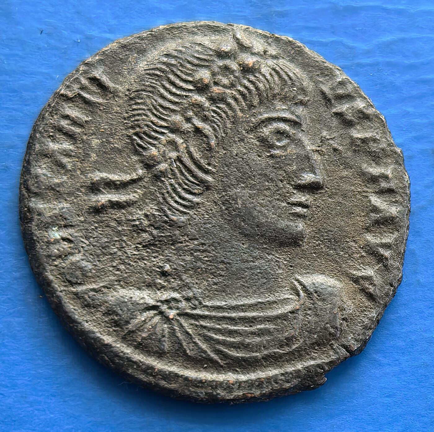 外国优质老铜币银币，周六九点倒数截拍，满百包邮，可寄存半年，喜欢朋友微信扫描二维码可直接参拍 细节不错的古罗马币