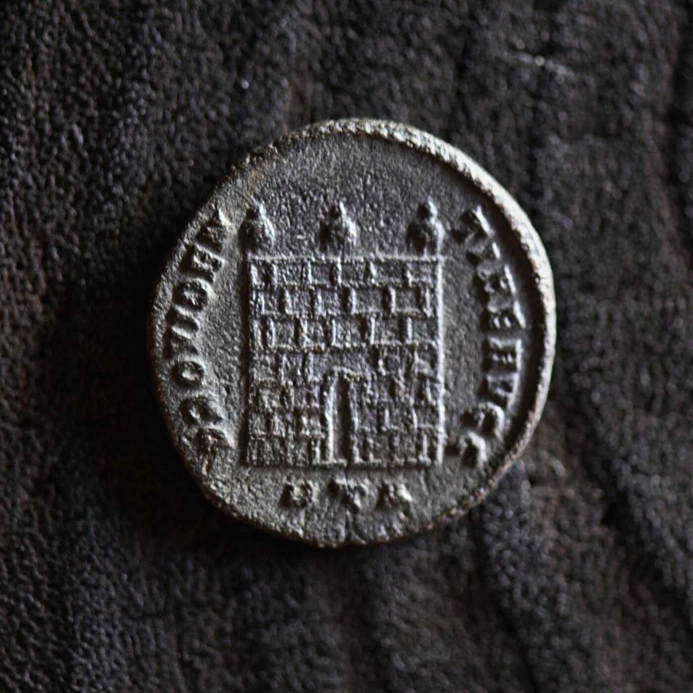 【良泉】【2025年最后一场】12月18日晚19.30点开拍！188组【直播场】西方古代钱币、丝路杂项、印章！ 公元317年【古罗马】李锡尼面左版“军塔营门”铜币，赫拉克利亚造币厂，2.77克