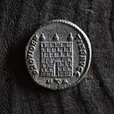 【良泉】【2025年最后一场】12月18日晚19.30点开拍！188组【直播场】西方古代钱币、丝路杂项、印章！ - 公元317年【古罗马】李锡尼面左版“军塔营门”铜币，赫拉克利亚造币厂，2.77克