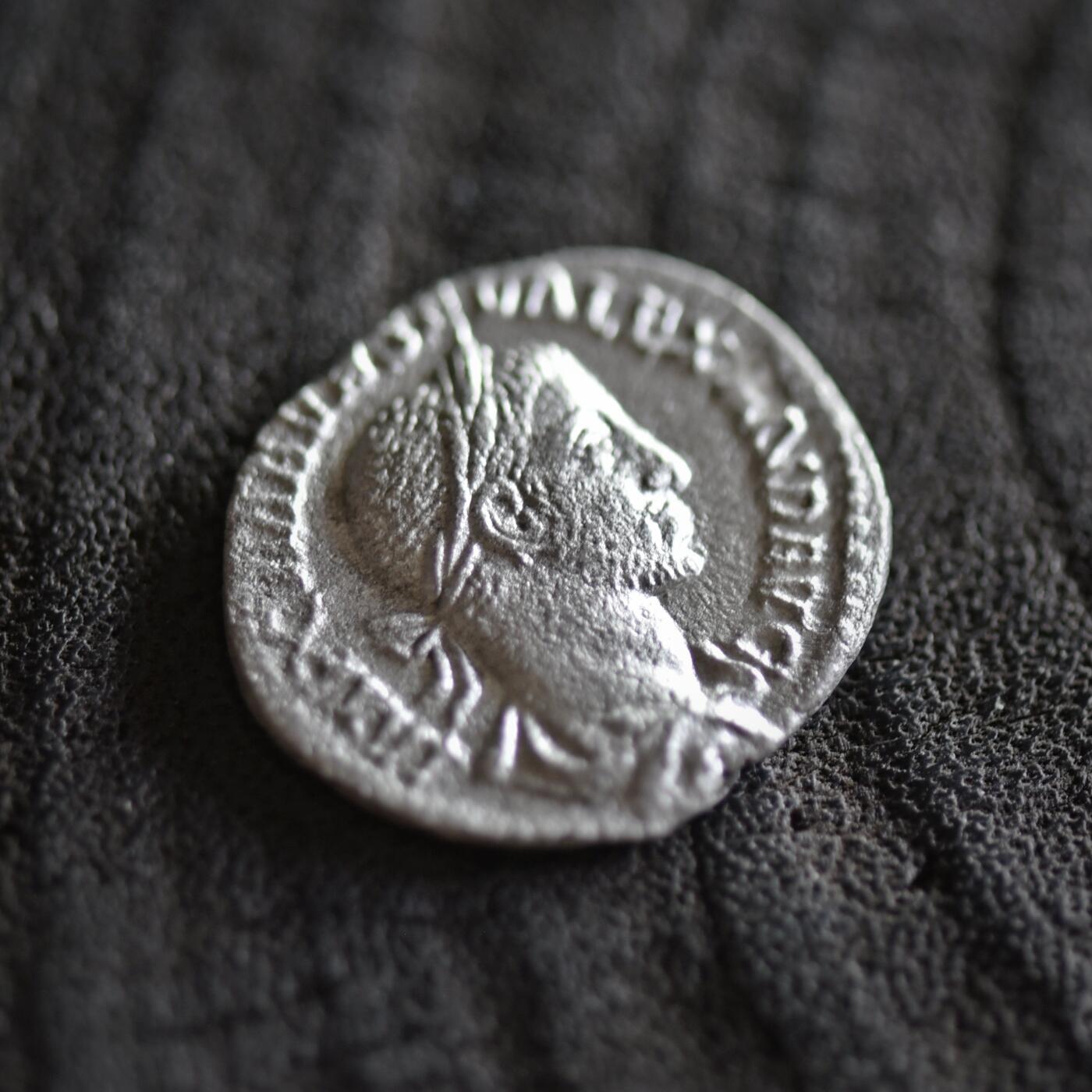 【良泉】【2025年最后一场】12月18日晚19.30点开拍！188组【直播场】西方古代钱币、丝路杂项、印章！ 【发丝清晰】公元226年【古罗马】青年头像版（16岁）塞维鲁·亚历山大，背塞维鲁·亚历山大在祭坛上献祭，第纳尔银币，2.25克