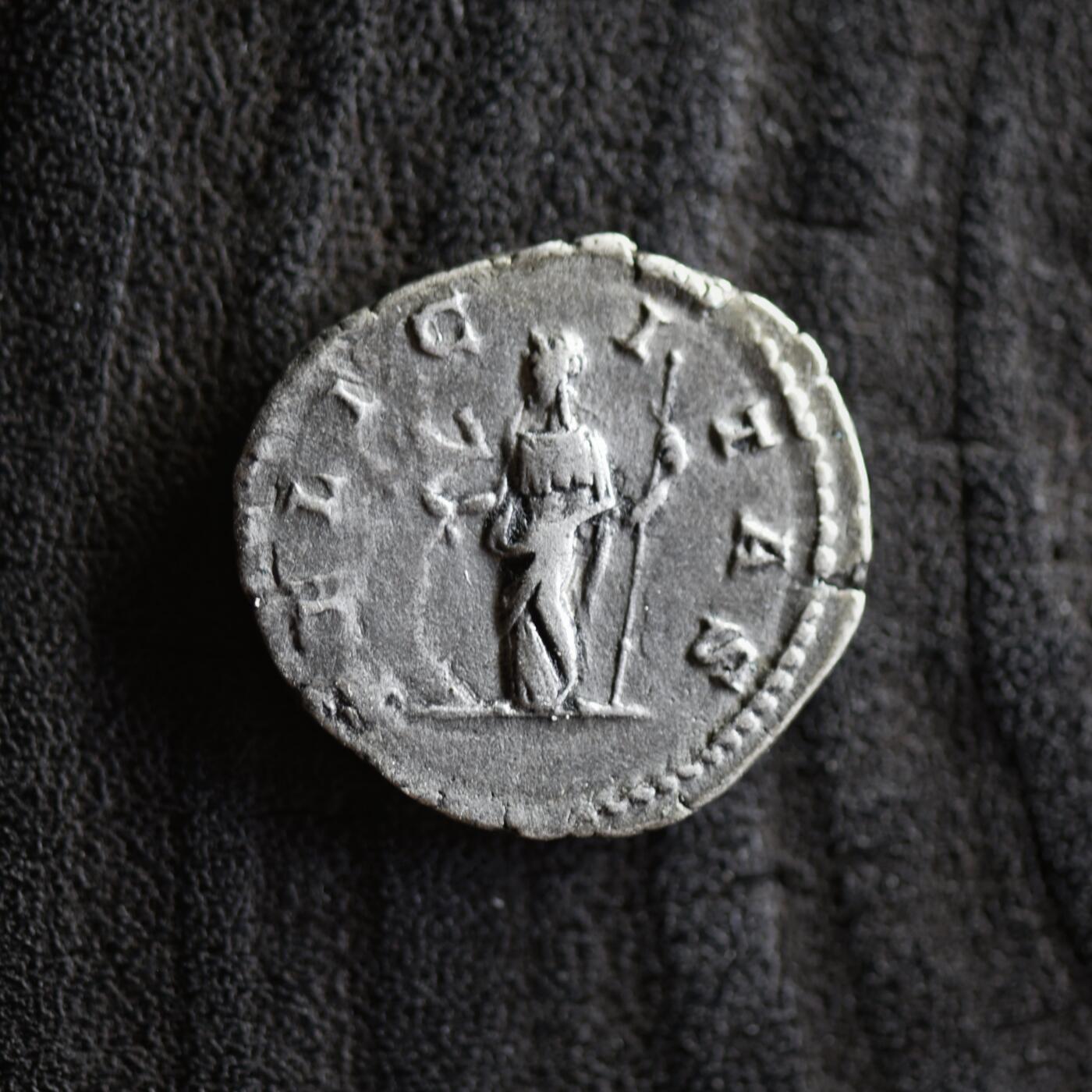 【良泉】【2025年最后一场】12月18日晚19.30点开拍！188组【直播场】西方古代钱币、丝路杂项、印章！ 公元211-217年【古罗马】暴君卡拉卡拉为其母亲尤利娅·多姆娜打制“幸运女神”第纳尔银币，3.22克