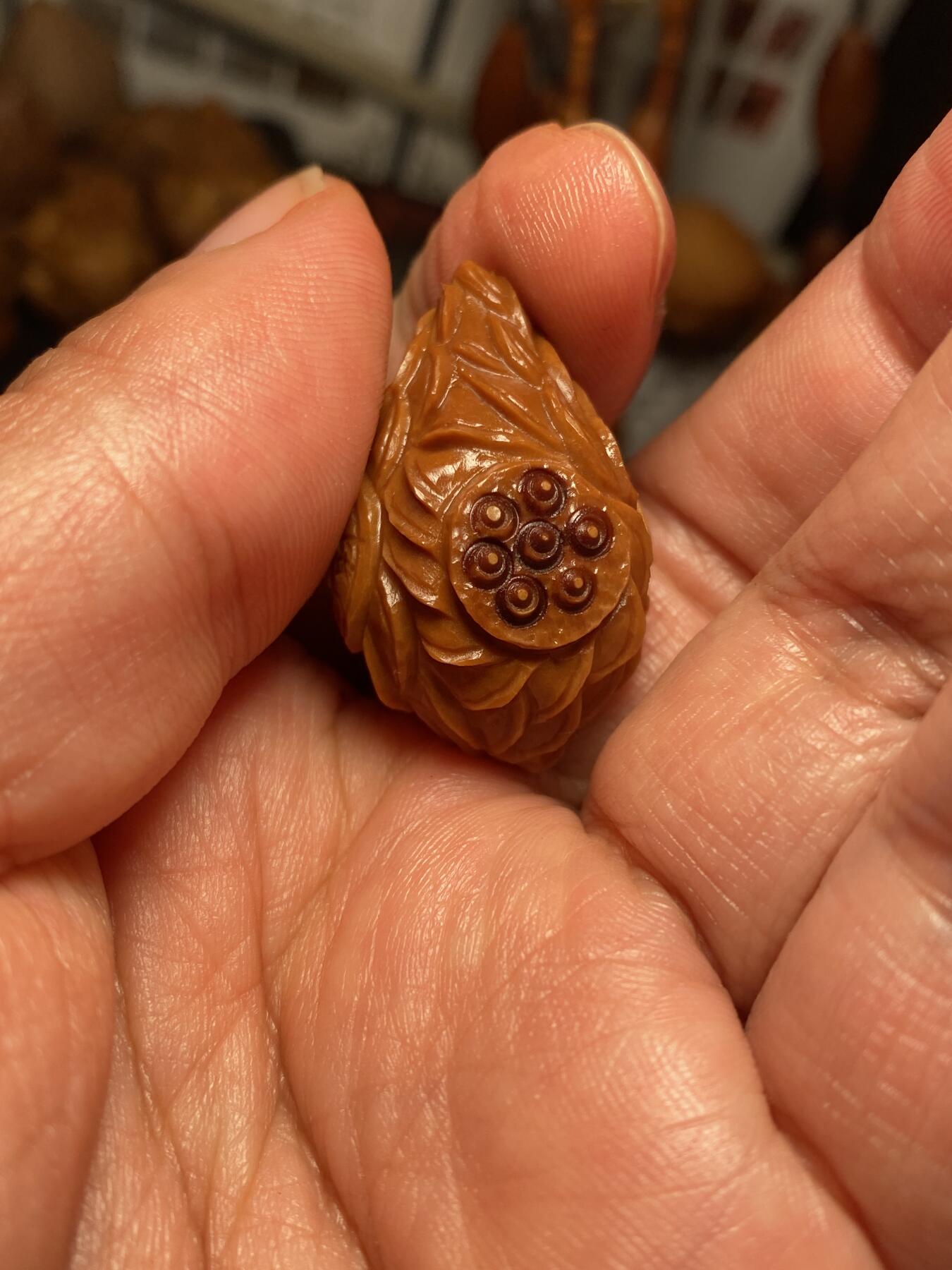 中国非物质文化遗产，苏工核雕 福利苏工核雕，纯手工雕刻，老苏工好运连连，招财进宝，金蟾，个性十足，等待有缘人，市场无同款，尺寸2。15x3.3喜欢的来