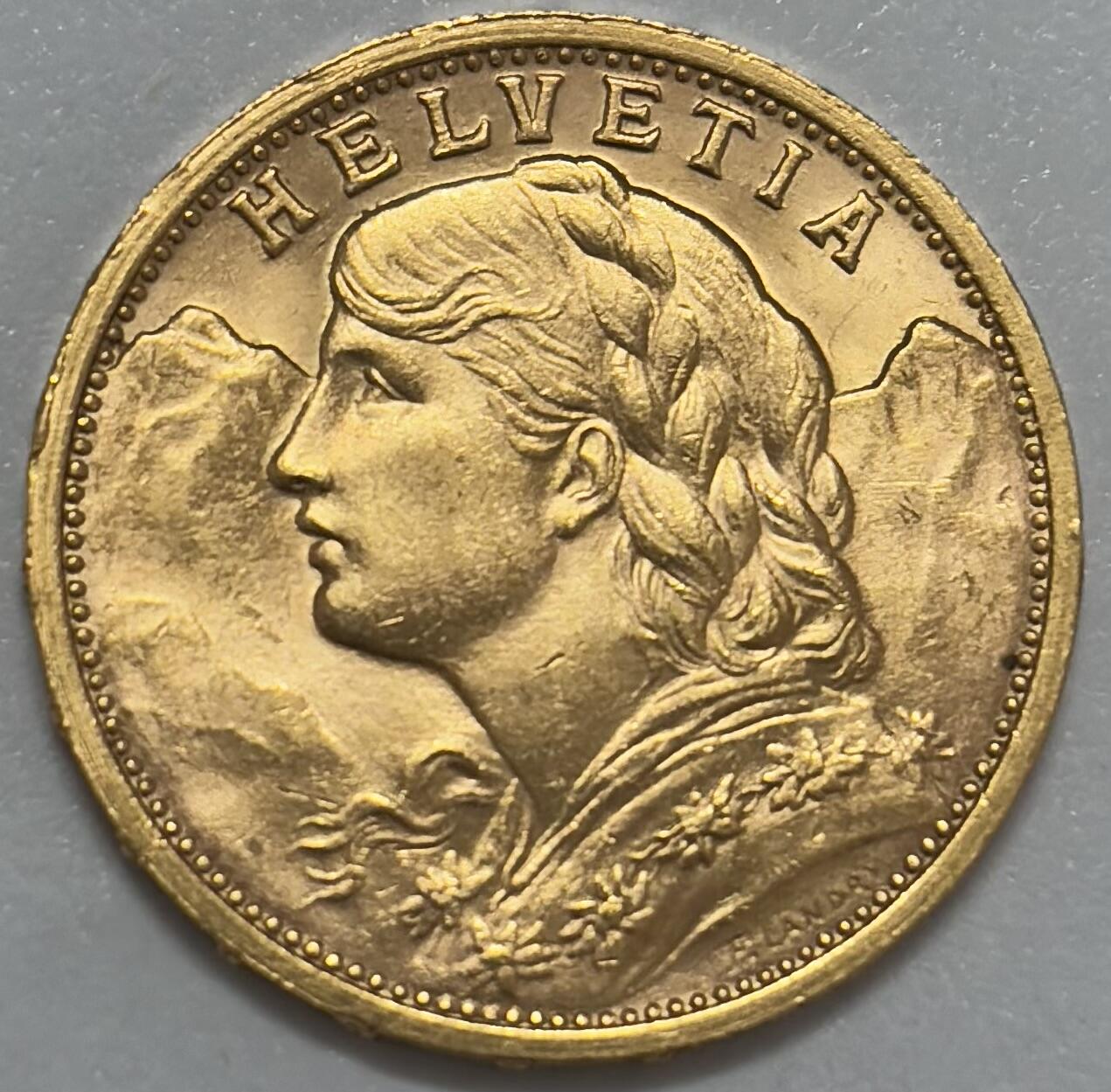 文馨钱币收藏第 283 场，【大雪鉴珍，寒英缀金】金银纪念币精品场，诚邀您的参与【长期接代拍品】 原光 1907 年瑞士雪山女神 20 法郎金币，重 6.4 克金 底板丝滑无比，金光闪闪，第二版 B 厂，品相实属不易的投资收藏品