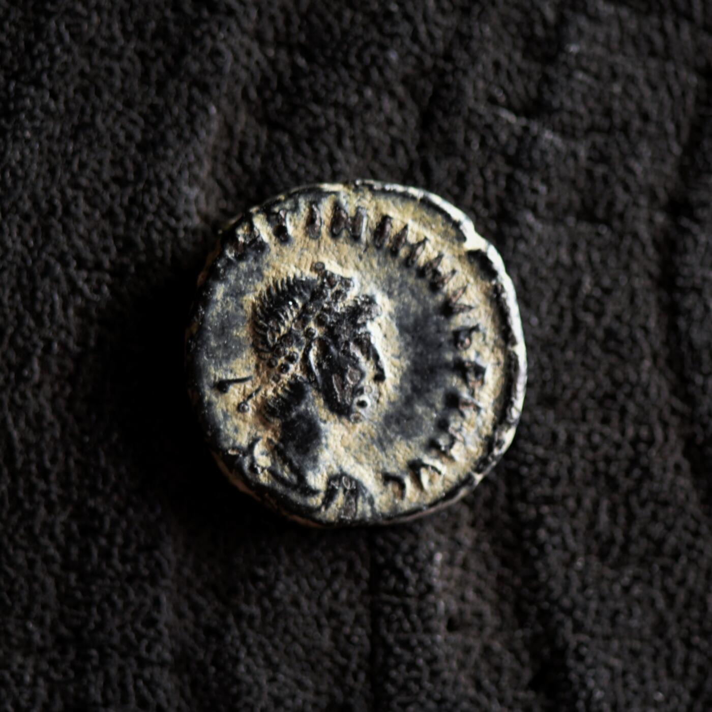 【良泉】【2025年最后一场】12月18日晚19.30点开拍！188组【直播场】西方古代钱币、丝路杂项、印章！ 【少见】【发丝清晰】公元383-388年【古罗马】瓦伦丁尼安二世，基齐库斯造币厂，胜利女神铜币，1.07克