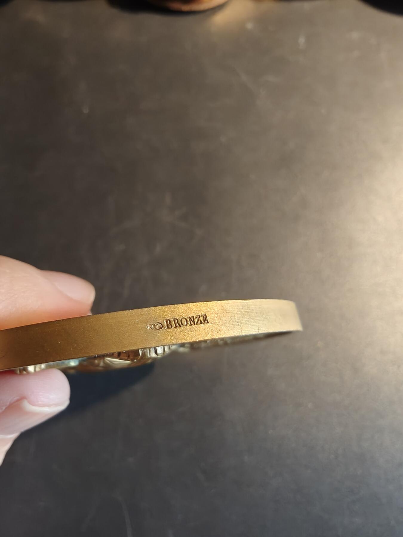 老王徽章第167期 法国玛丽安娜镀金大铜章     直径68mm    重量149.2g