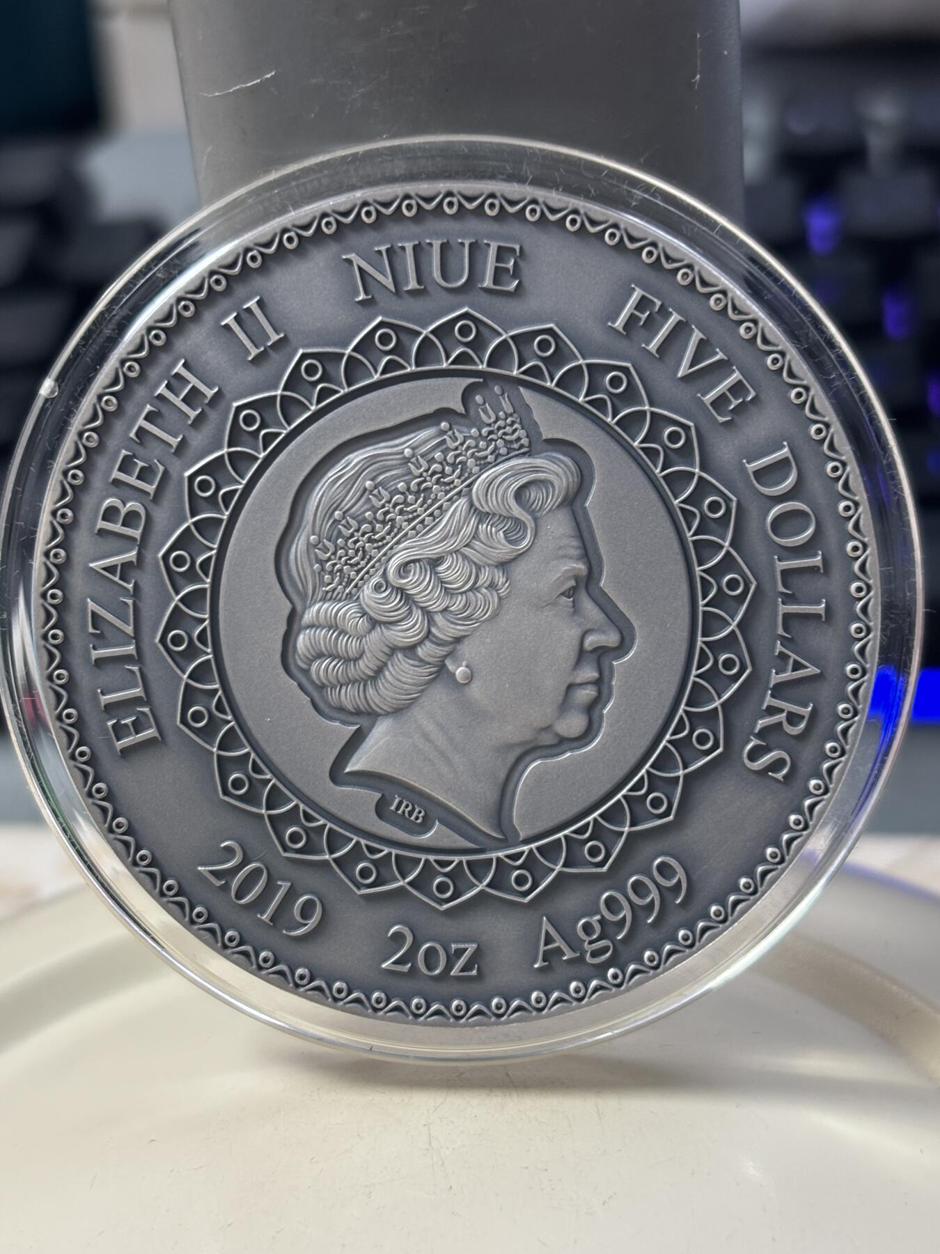 第184期拍卖 纽埃2019年曼陀罗黄金对称系列大象,2盎司高浮雕仿古镶嵌紫红施华洛世奇彩色银币.999银银价862，发行500枚