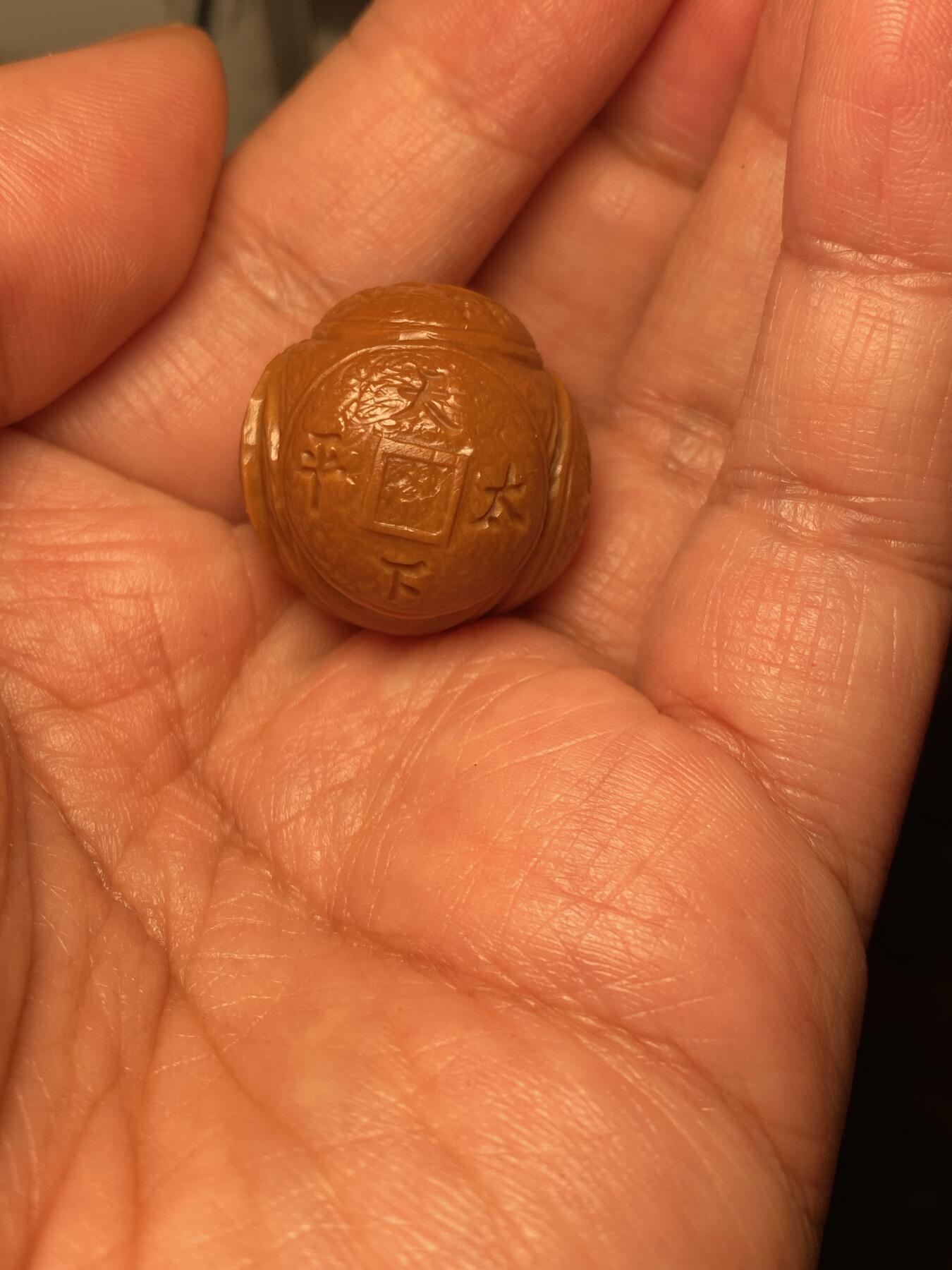 中国非物质文化遗产，苏工核雕 福利苏工核雕，纯手工雕刻，老苏工财源滚滚，个性十足，等待有缘人，市场无同款，尺寸2。5x2.5喜欢的来