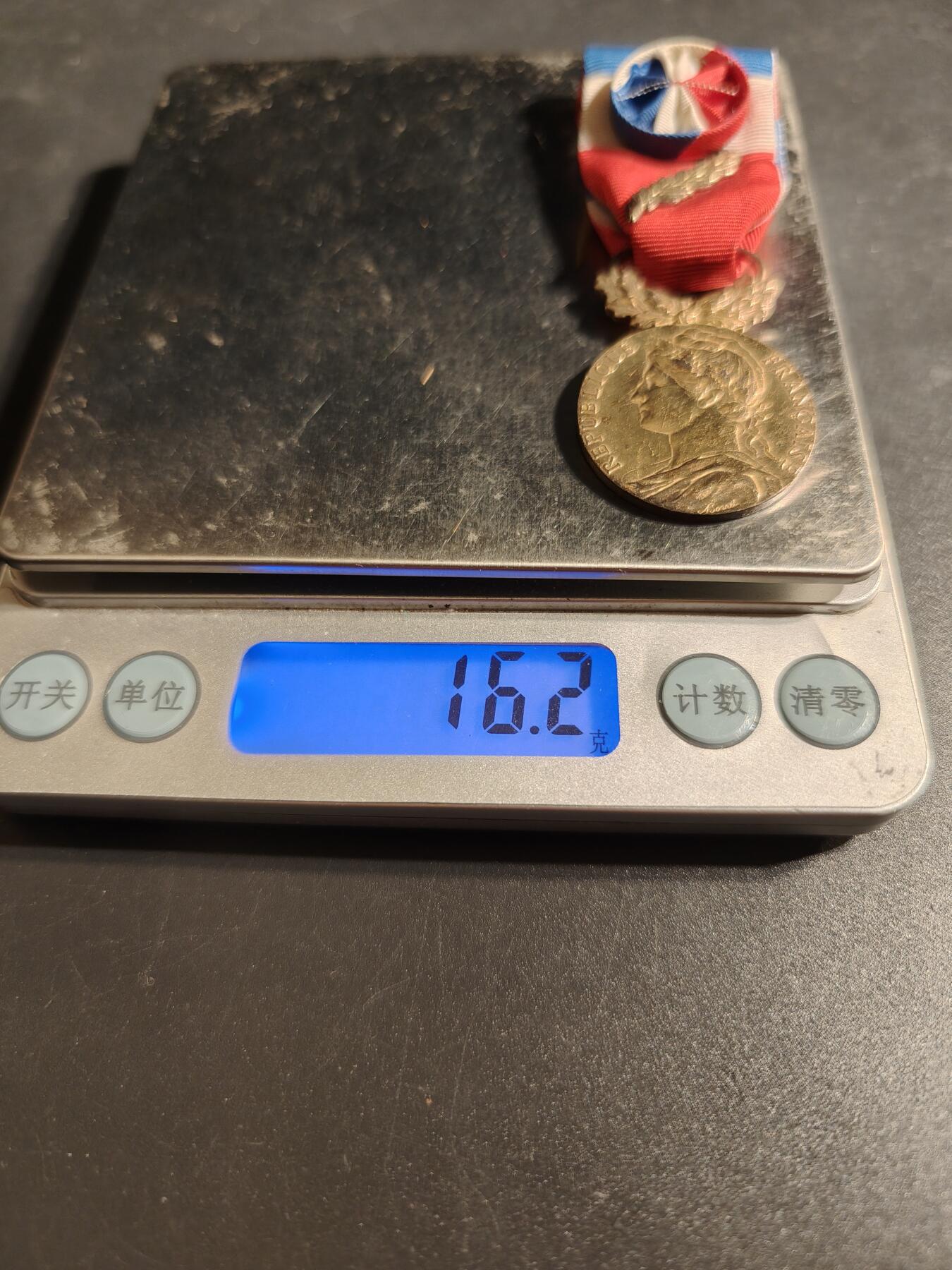 老王徽章第167期 法国金级劳工奖章    950银镀金     金棕榈勋饰     16.2g