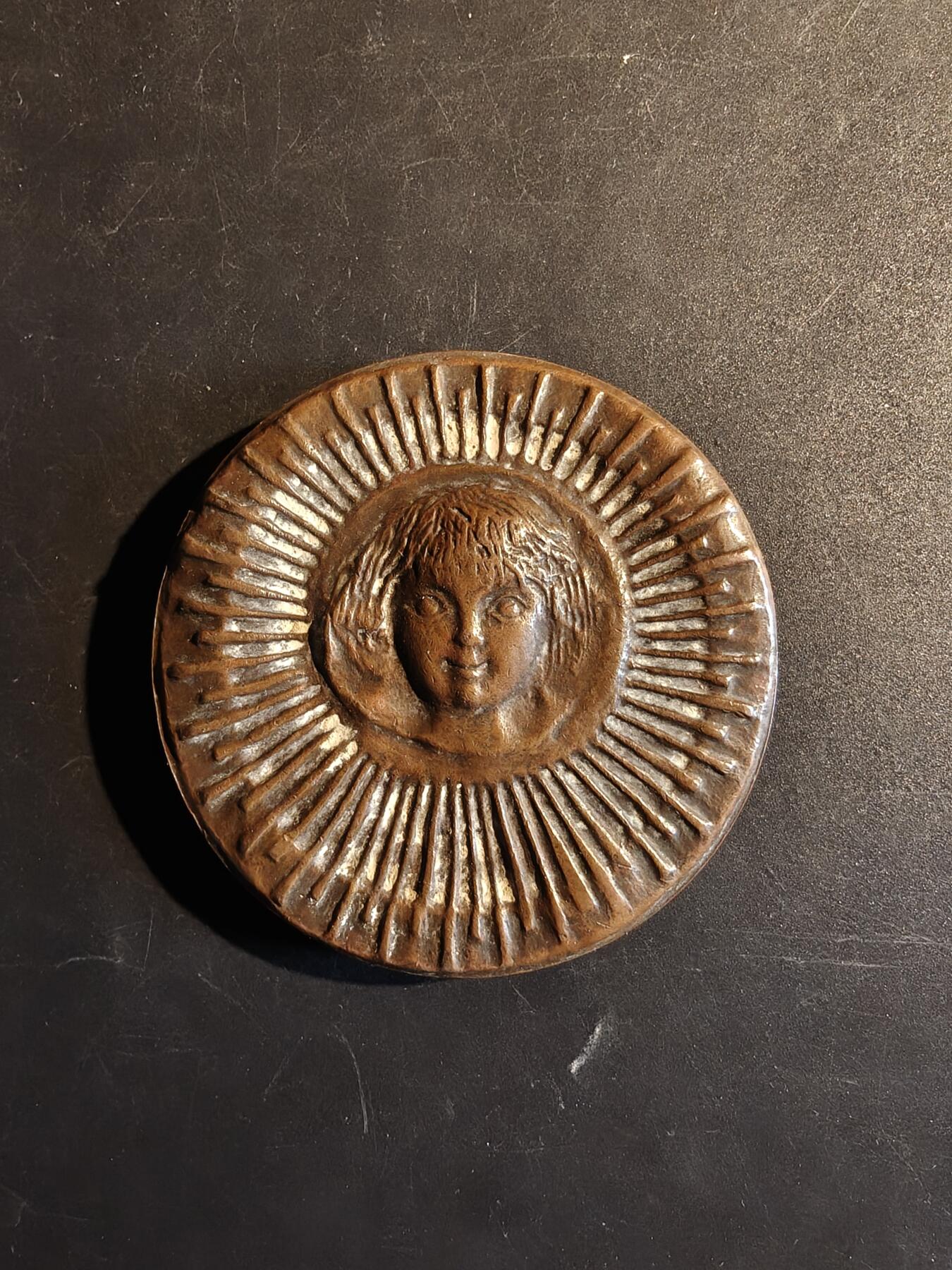 老王徽章第167期 法国SOS儿童村大铜章     直径68mm.    重量262.9g