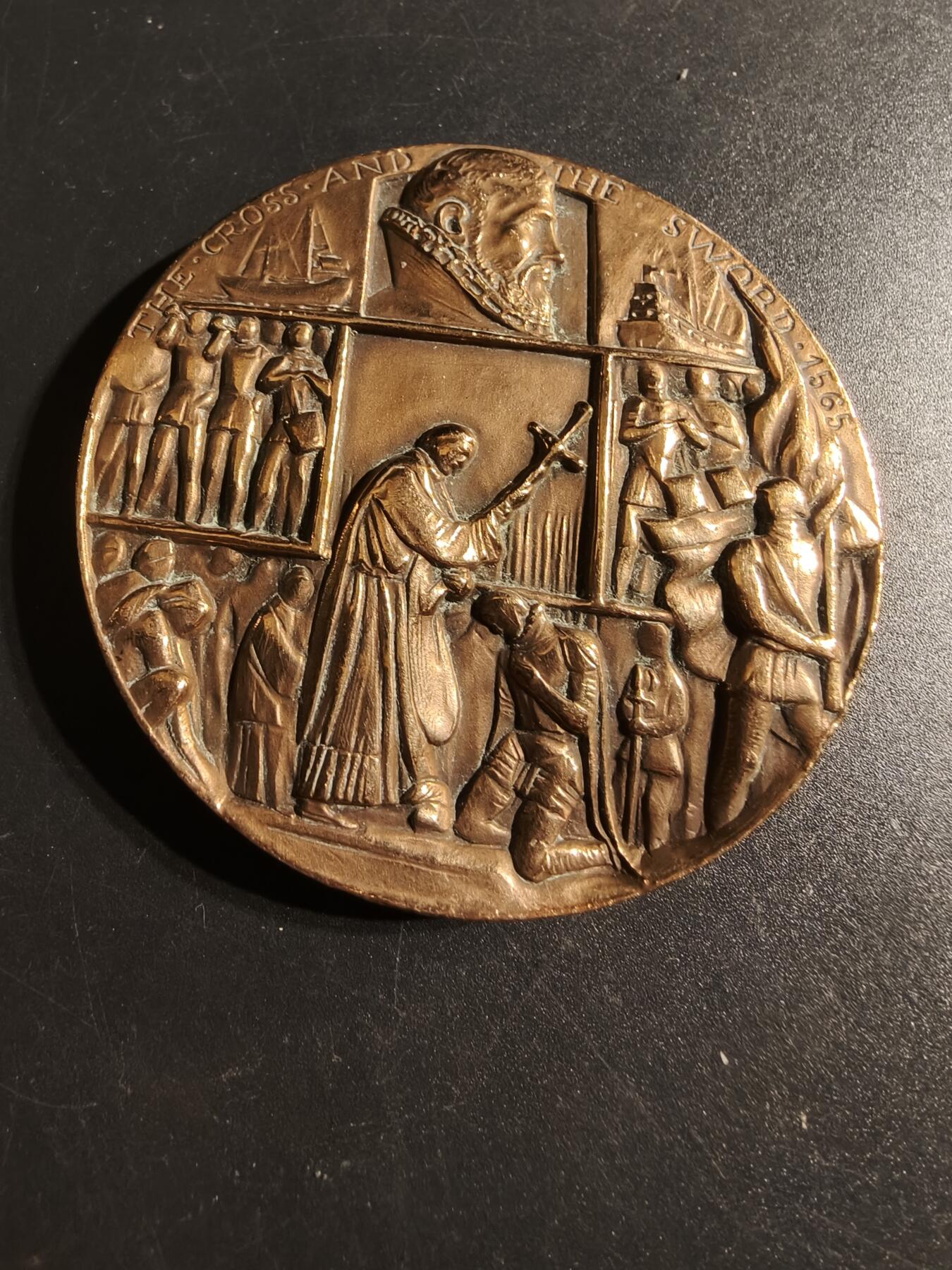 老王徽章第167期 美国佛罗里达州圣奥古斯丁市建立400周年大铜章     高浮雕     正面描绘了传教士和士兵到达的场景     直径64mm.    重量180g