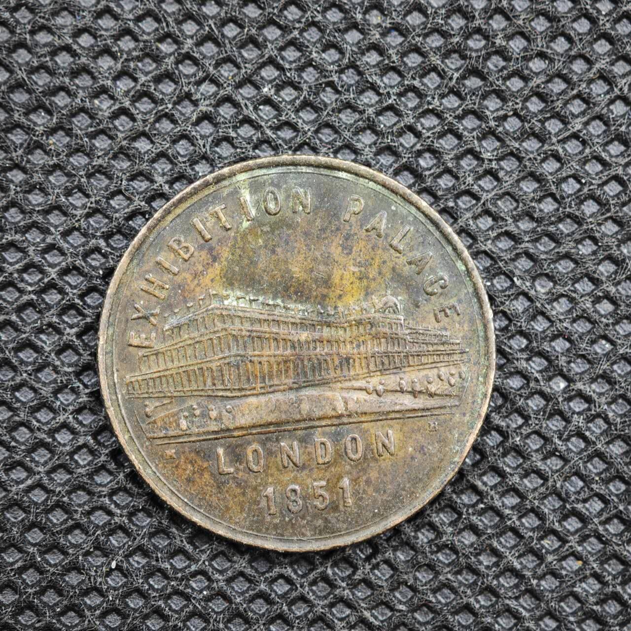 【淘币小摊】限时拍第八百一十六拍  纪念章场  满百包邮可预留两周  周一统一发货   伦敦1851年世博会纪念小铜章直径22mm