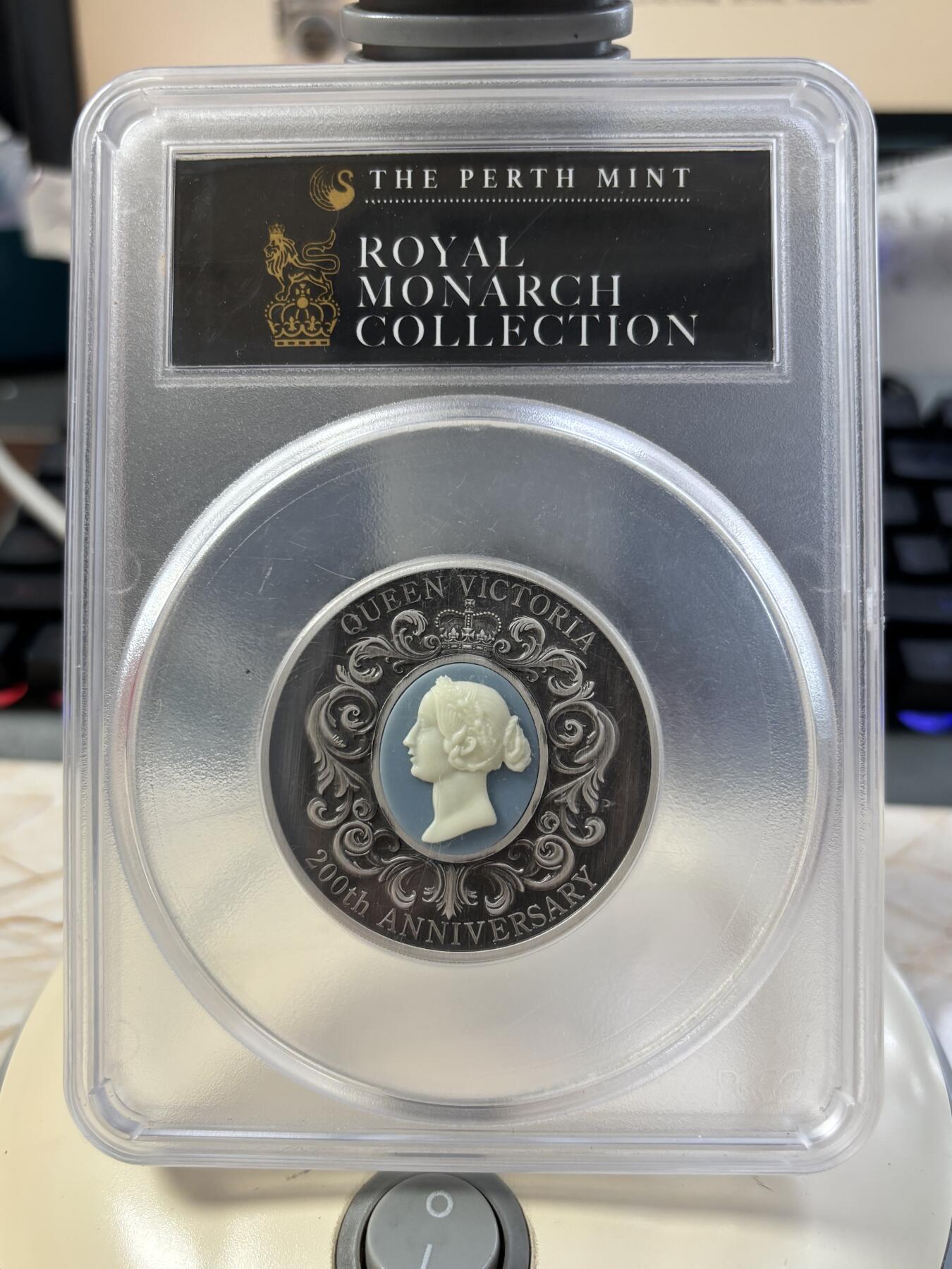 第184期拍卖 澳大利亚2019年维多利亚女王镶嵌银币PCGS-MS69，2盎司，9999银