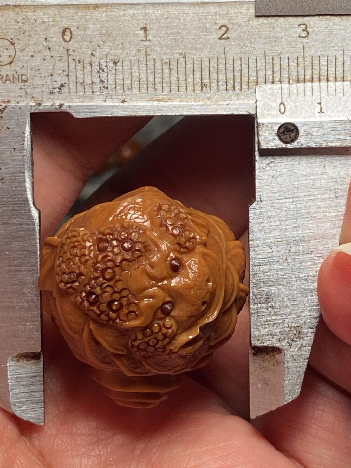 中国非物质文化遗产，苏工核雕 福利苏工核雕，纯手工雕刻，老苏工舟山村第一大金蟾三通，个性十足，等待有缘人，市场无同款，尺寸2。7x2.85喜欢的来