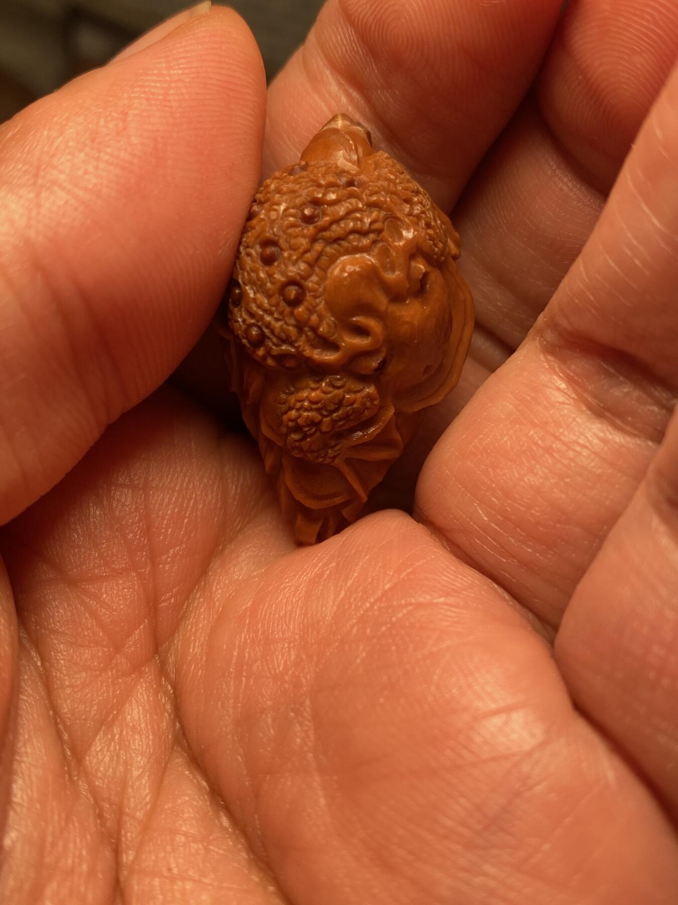 中国非物质文化遗产，苏工核雕 福利苏工核雕，纯手工雕刻，老苏工，招财进宝，金蟾，个性十足，等待有缘人，市场无同款，尺寸2。15x3.5喜欢的来