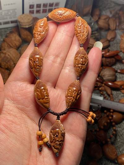 中国非物质文化遗产，苏工核雕 - 福利苏工核雕，纯手工雕刻，老苏工20年老核一念之间，个性十足，等待有缘人尺寸1。4x2.75喜欢的来