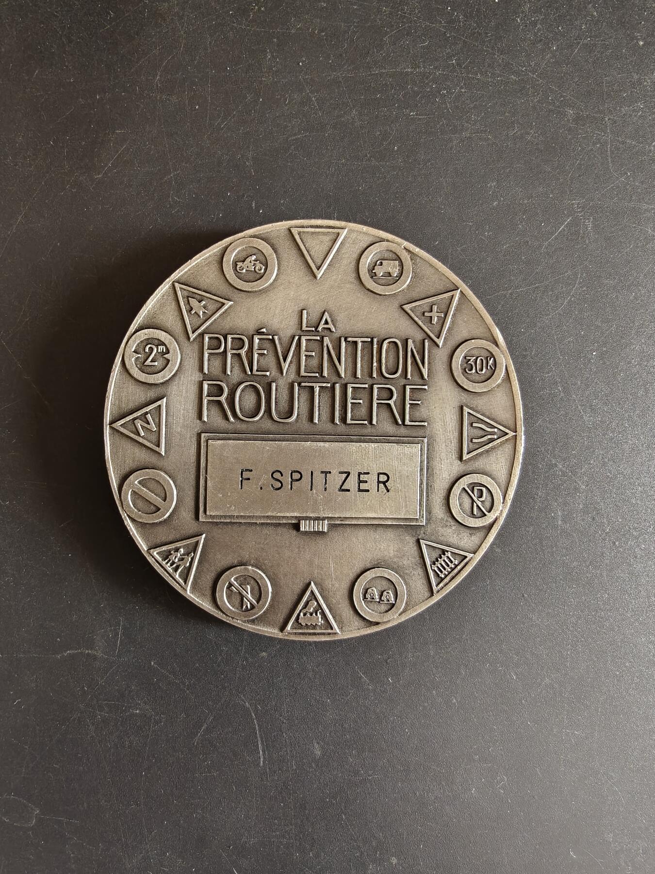 老王徽章第167期 法国道路交通安全委员会镀银大铜章     直径72mm    重量193g