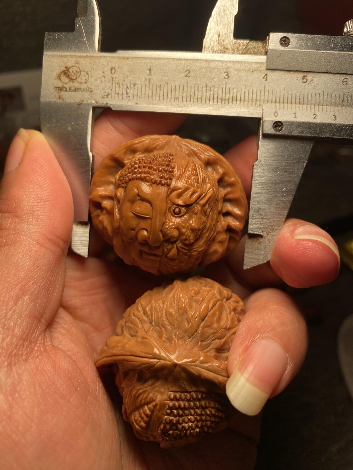 中国非物质文化遗产，苏工核雕 福利苏工核桃雕纯手工雕刻，老苏工佛魔一念，个性十足，表情丰富，等待有缘人，市场无同款，尺寸4。3喜欢的来