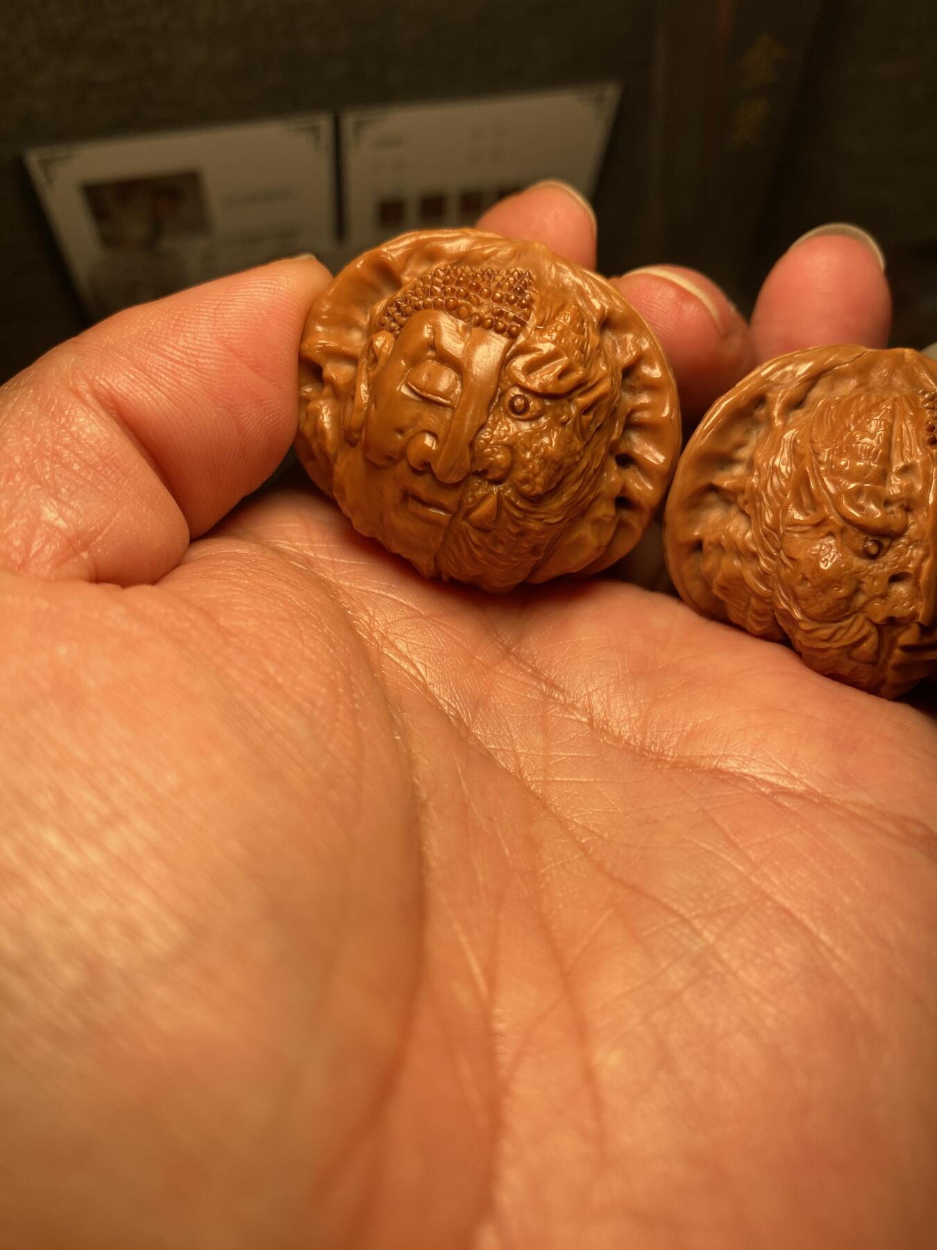 中国非物质文化遗产，苏工核雕 福利苏工核桃雕纯手工雕刻，老苏工佛魔一念，个性十足，表情丰富，等待有缘人，市场无同款，尺寸4。3喜欢的来