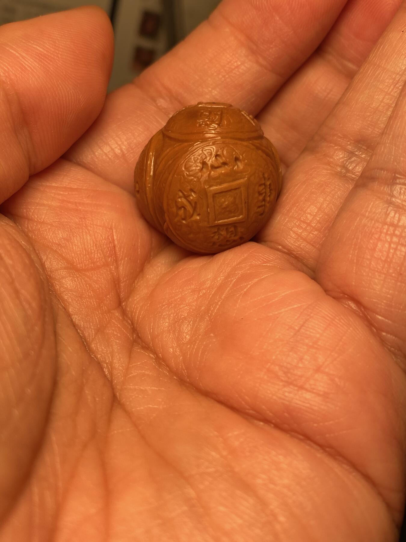 中国非物质文化遗产，苏工核雕 福利苏工核雕，纯手工雕刻，老苏工财源滚滚，个性十足，等待有缘人，市场无同款，尺寸2。5x2.5喜欢的来