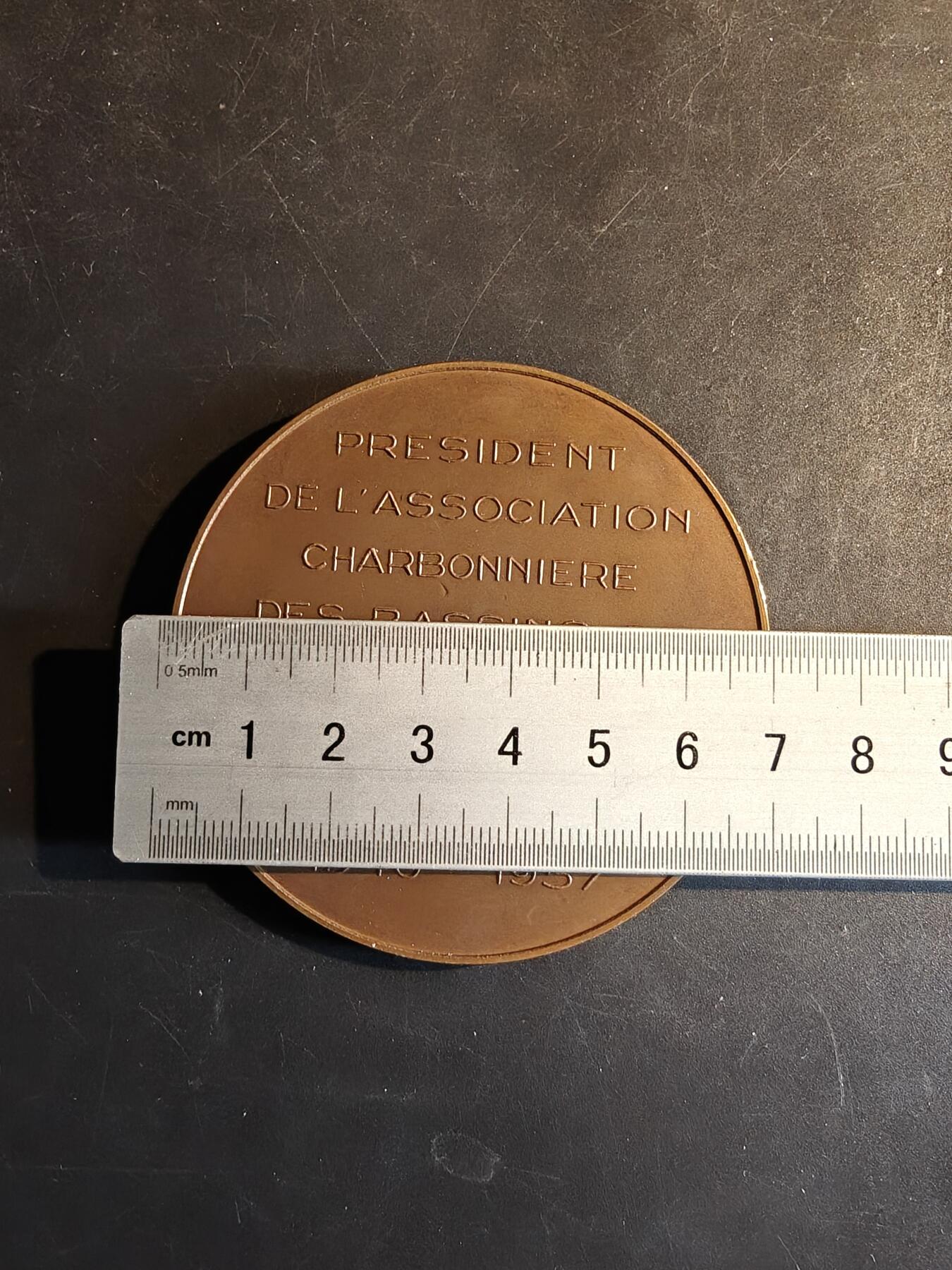 老王徽章第167期 比利时下桑布尔与下沙勒洛瓦煤炭协会主席大铜章     直径70mm.    重量137.5g