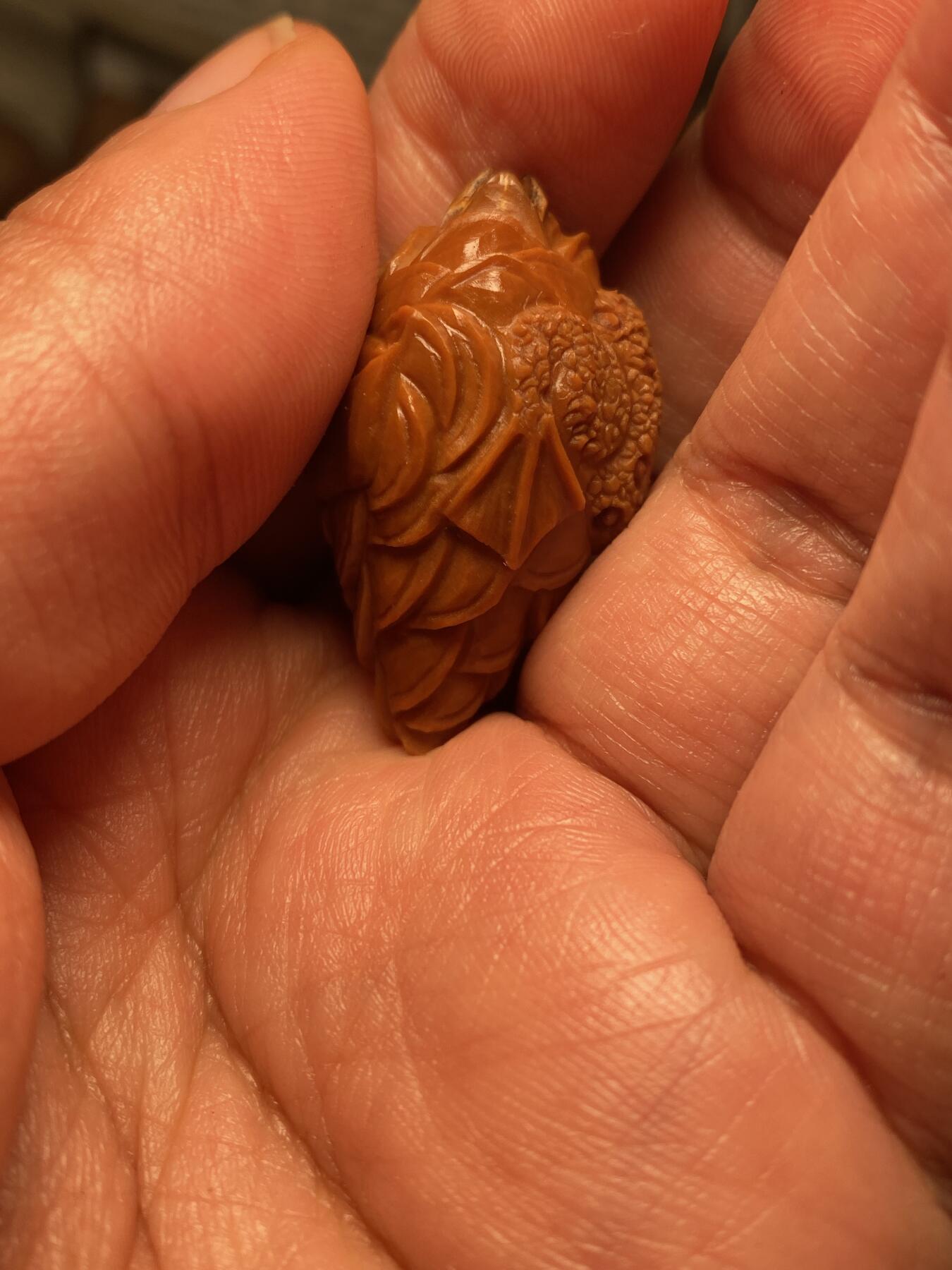 中国非物质文化遗产，苏工核雕 福利苏工核雕，纯手工雕刻，老苏工，招财进宝，金蟾，个性十足，等待有缘人，市场无同款，尺寸2。15x3.5喜欢的来