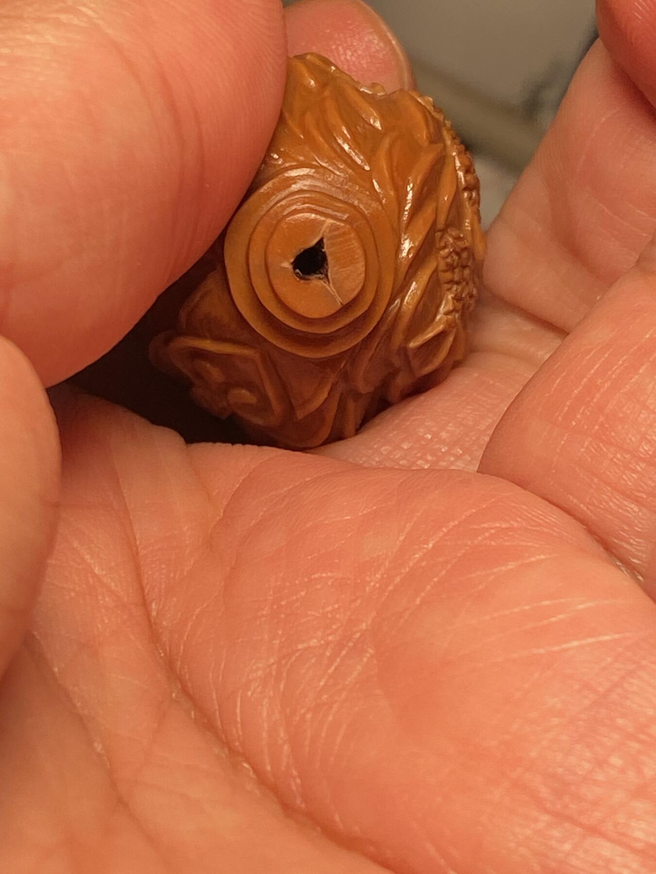 中国非物质文化遗产，苏工核雕 福利苏工核雕，纯手工雕刻，老苏工舟山村第一大金蟾三通，个性十足，等待有缘人，市场无同款，尺寸2。7x2.85喜欢的来