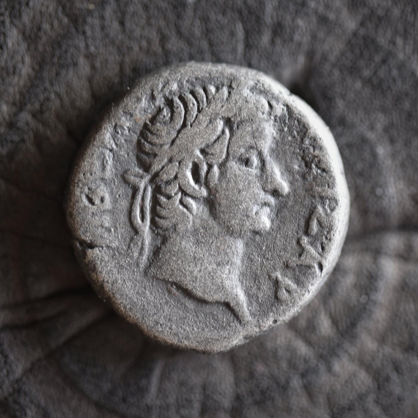 【良泉】【2025年最后一场】12月18日晚19.30点开拍！188组【直播场】西方古代钱币、丝路杂项、印章！ 【藏家出品A】11.93克，公元 66-67 年【古罗马】【埃及行省】【暴君 尼禄】+【提比略】【少见】 四德拉克马银币，亚历山大港造币厂打制